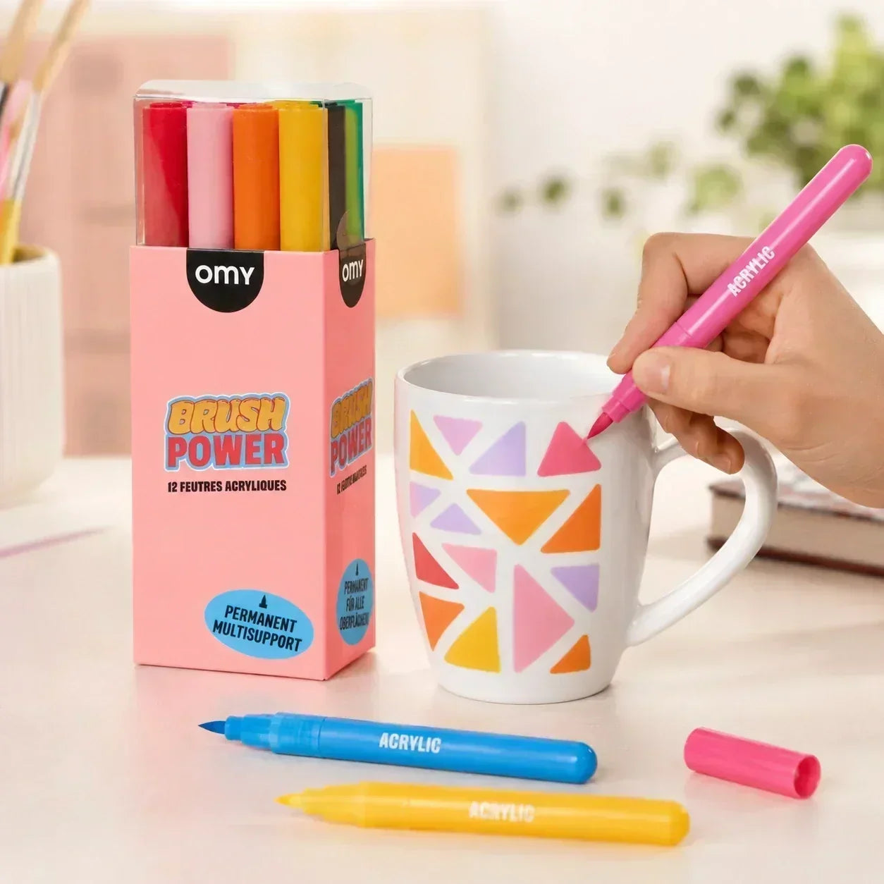 Coffret de feutres acryliques OMY Brush Power avec un mug.