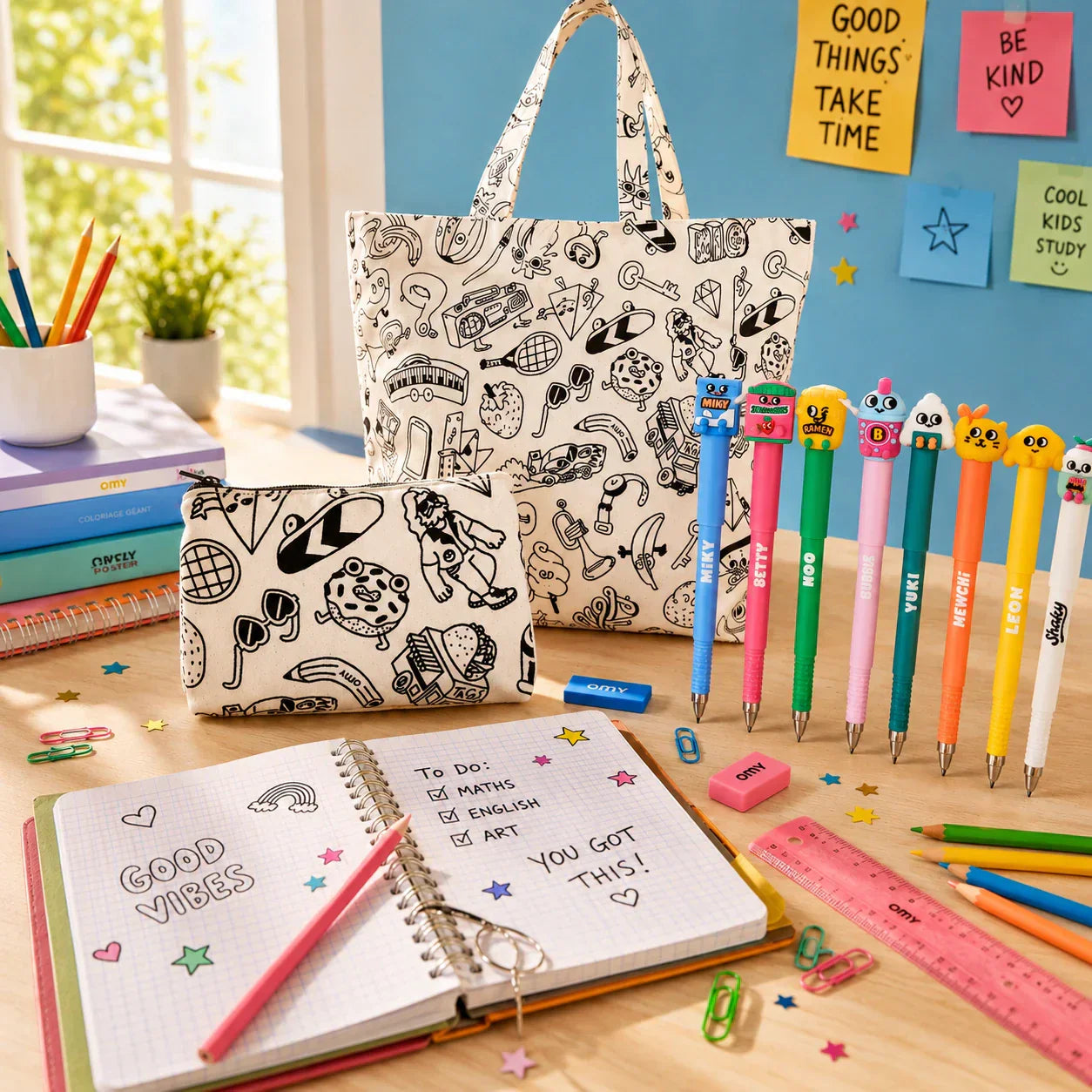 Tote bag, trousse et stylos colorés sur un bureau de rentrée lumineux.