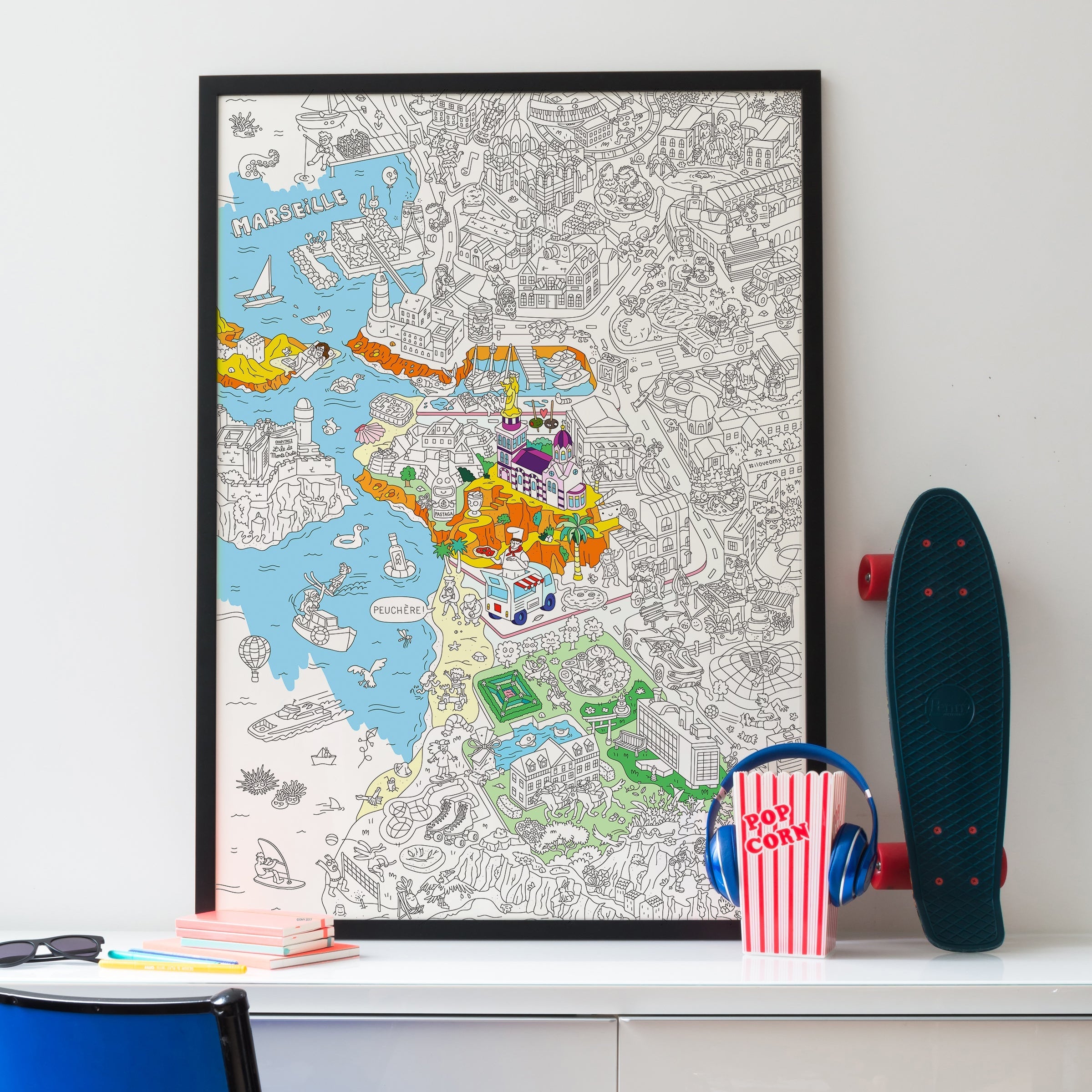 Póster gigante OMY Marsella para colorear enmarcado en una habitación infantil moderna