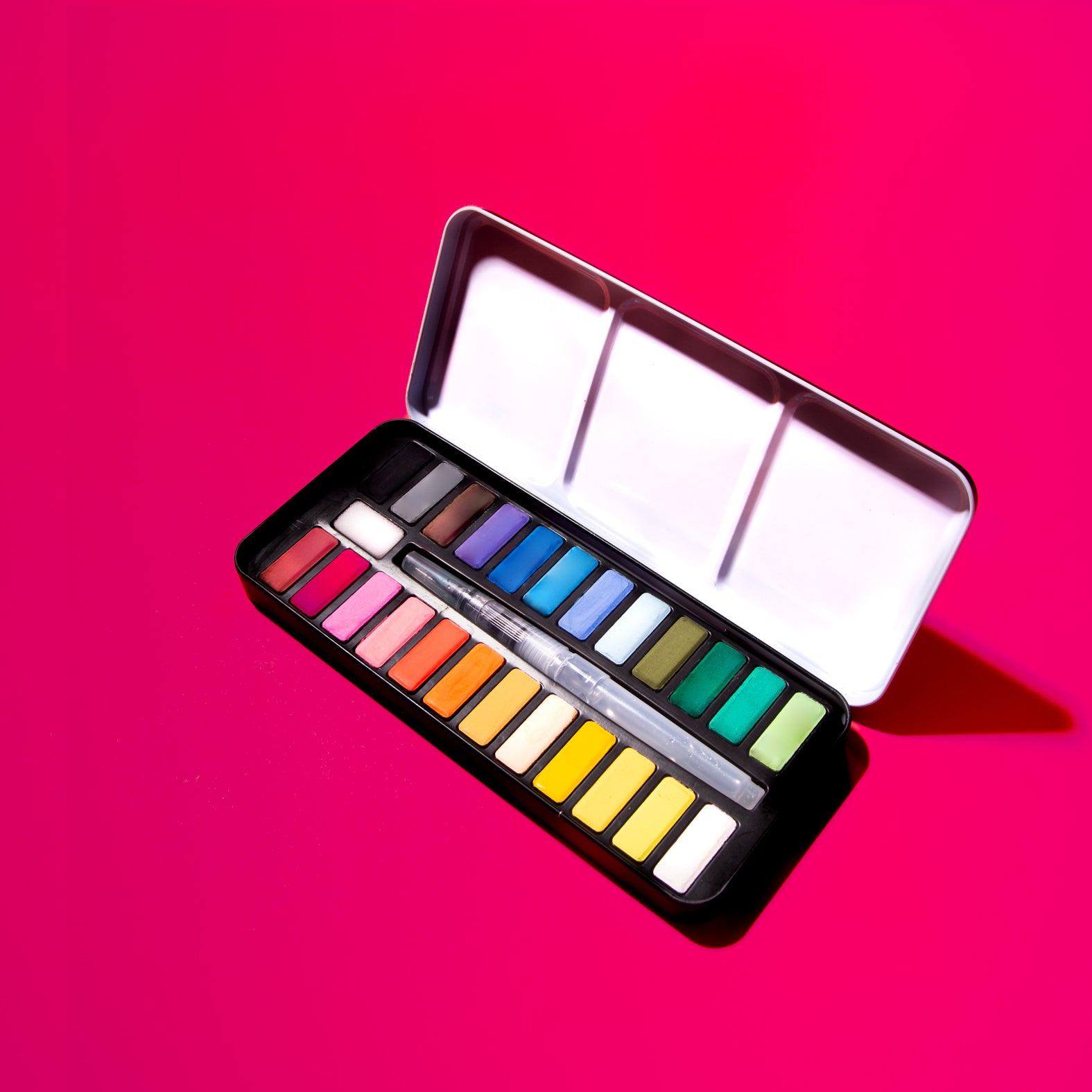 Boîte de peinture aquarelle OMY ouverte avec 24 couleurs vives, kit artistique portable idéal pour les débutants et enfants