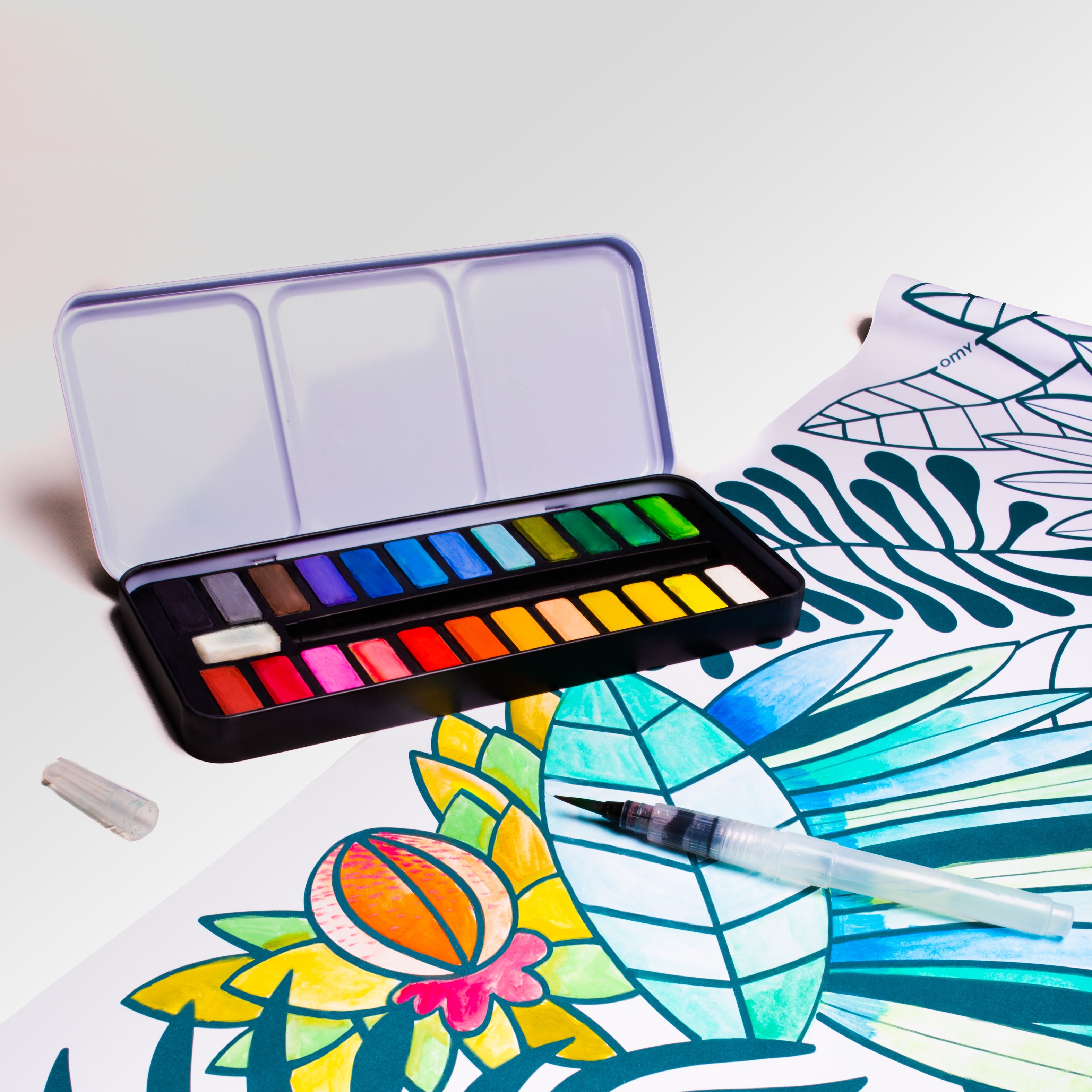 Coffret aquarelle OMY utilisé sur coloriage, parfait pour laisser libre cours à sa créativité dès 6 ans