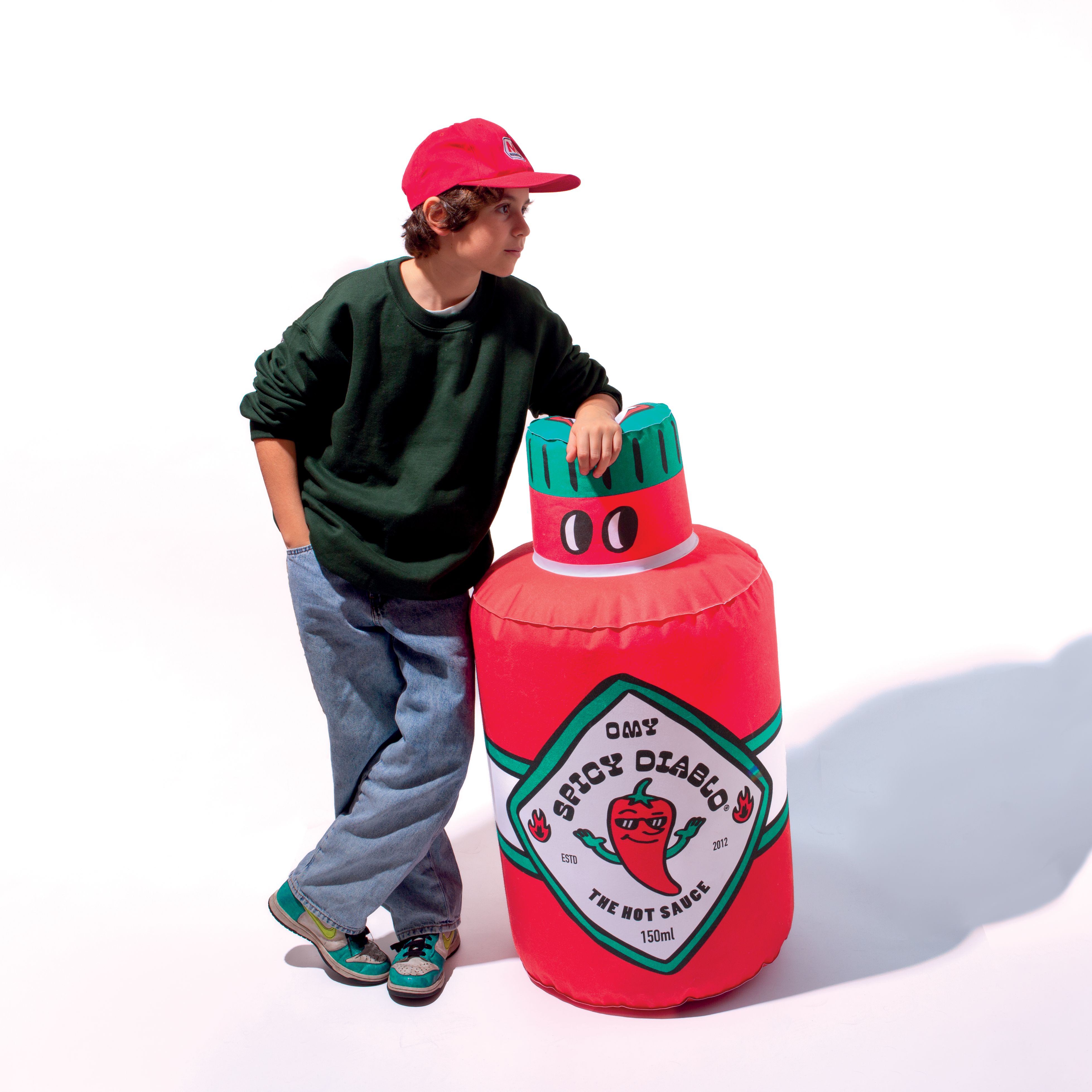 eune avec le coussin géant gonflable OMY Spicy Diablo – Coussin rigolo et déco au look piquant