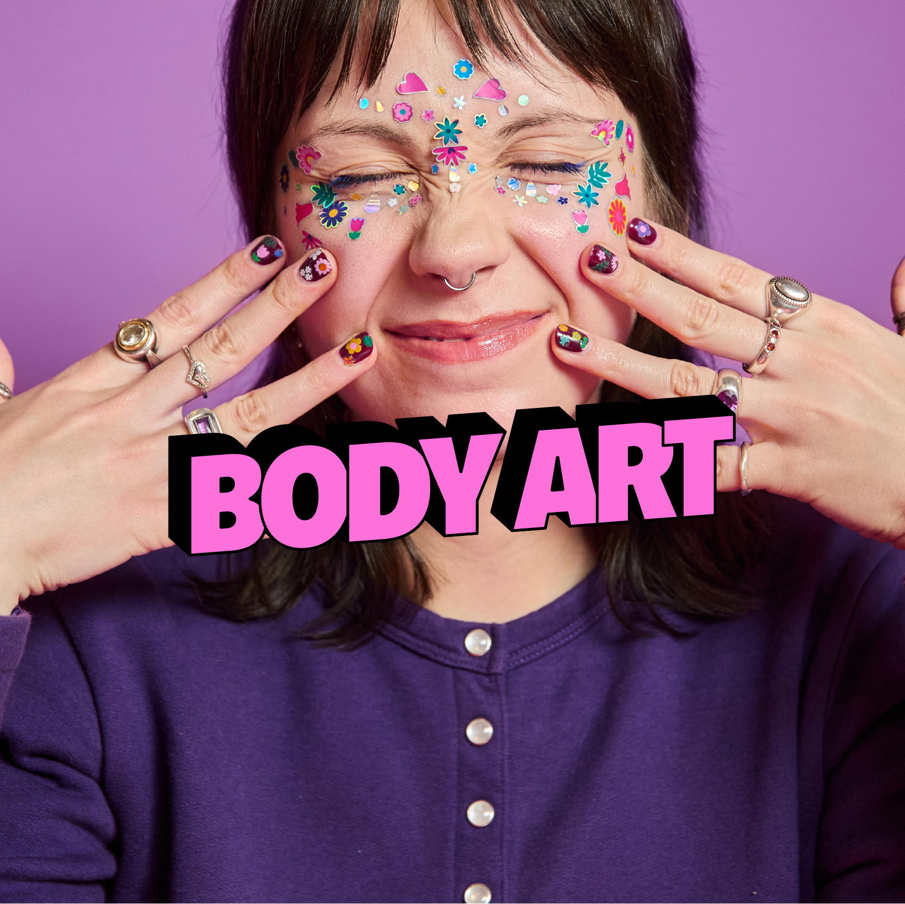 OMY Body Art – femme avec flash tattoos fleuris et colorés sur le visage et les mains, tatouages temporaires Body Art festifs à découvrir sur omy