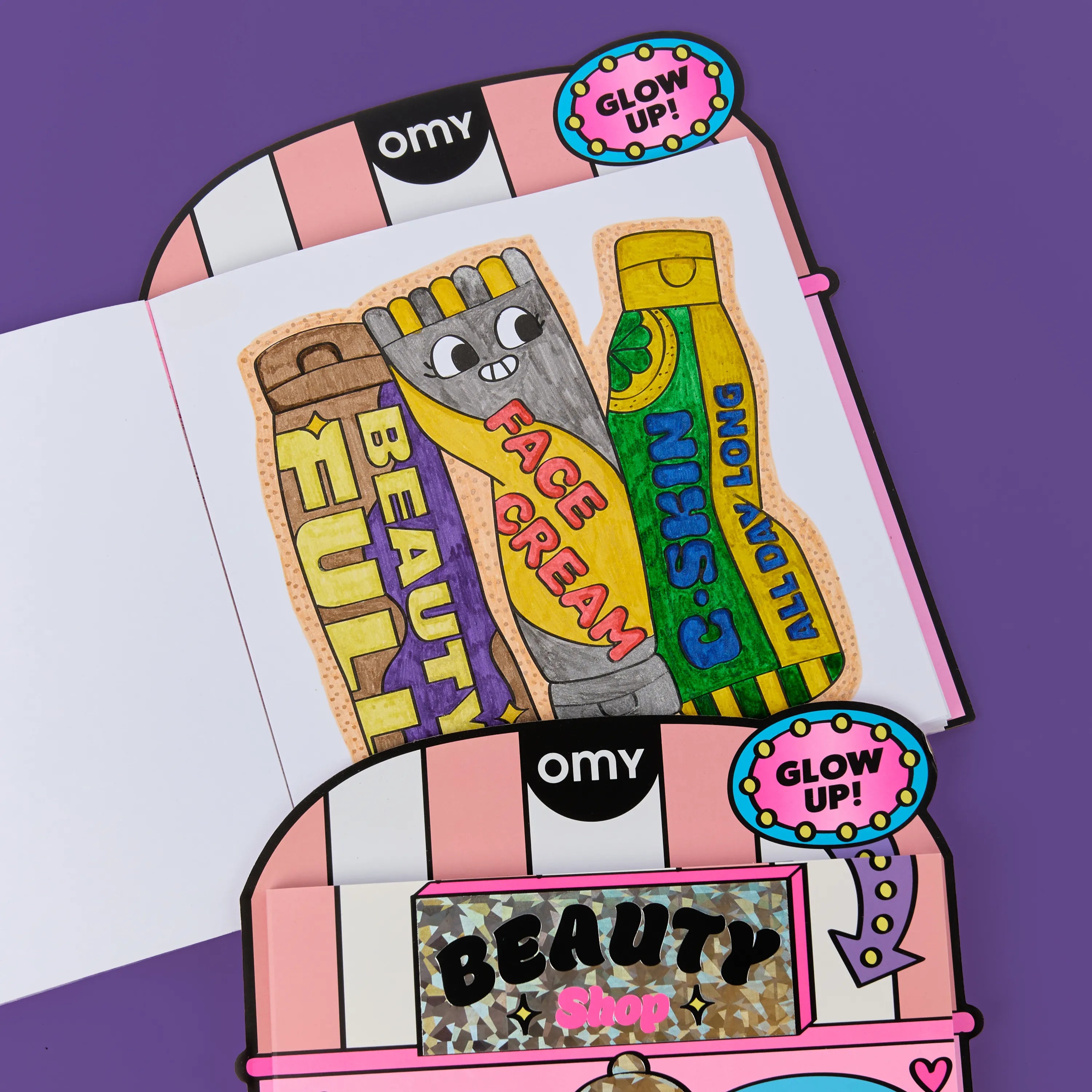 Enfant jouant avec la boutique géante à colorier « Beauty Shop » OMY.