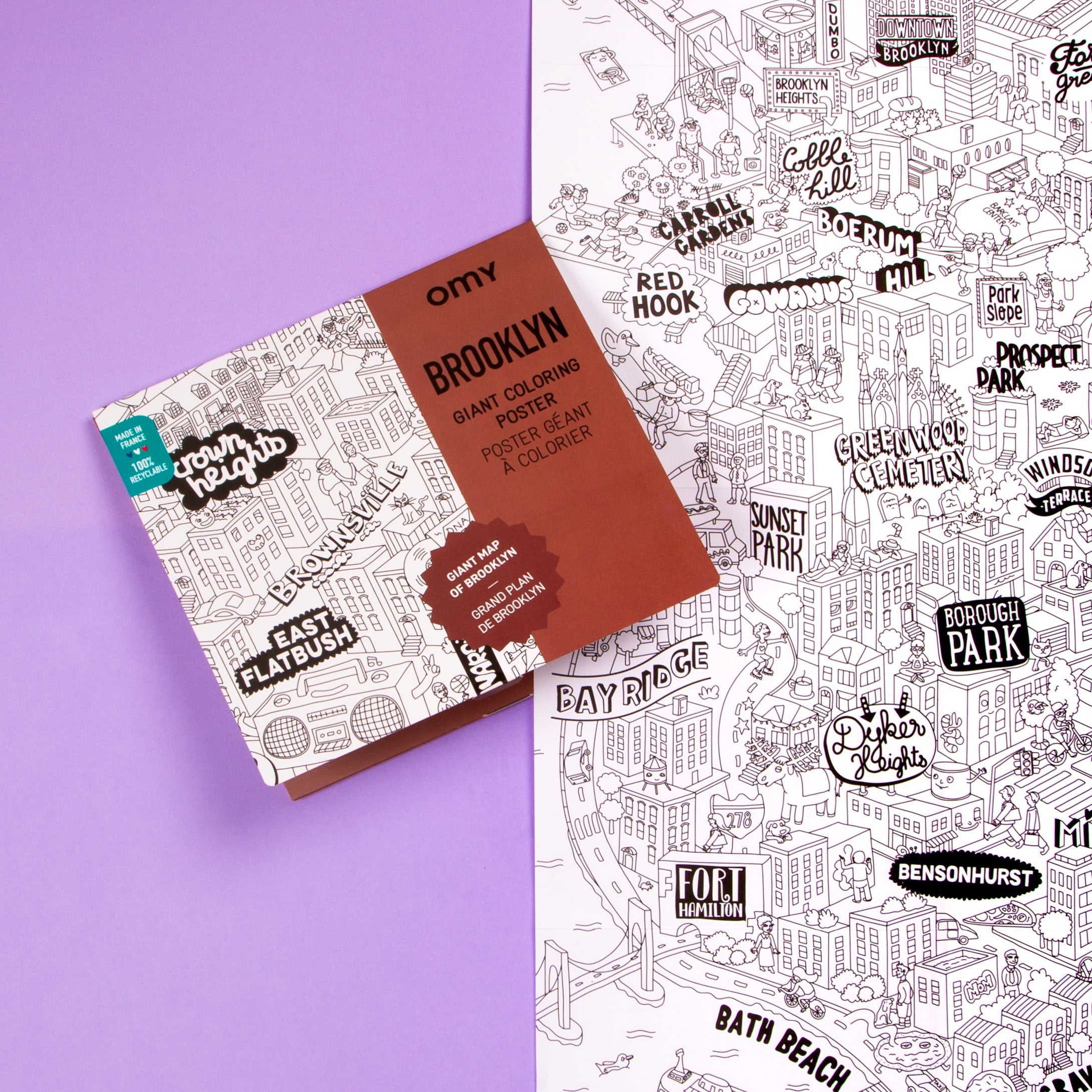 Gros plan du packaging Brooklyn OMY posé sur le poster en noir et blanc