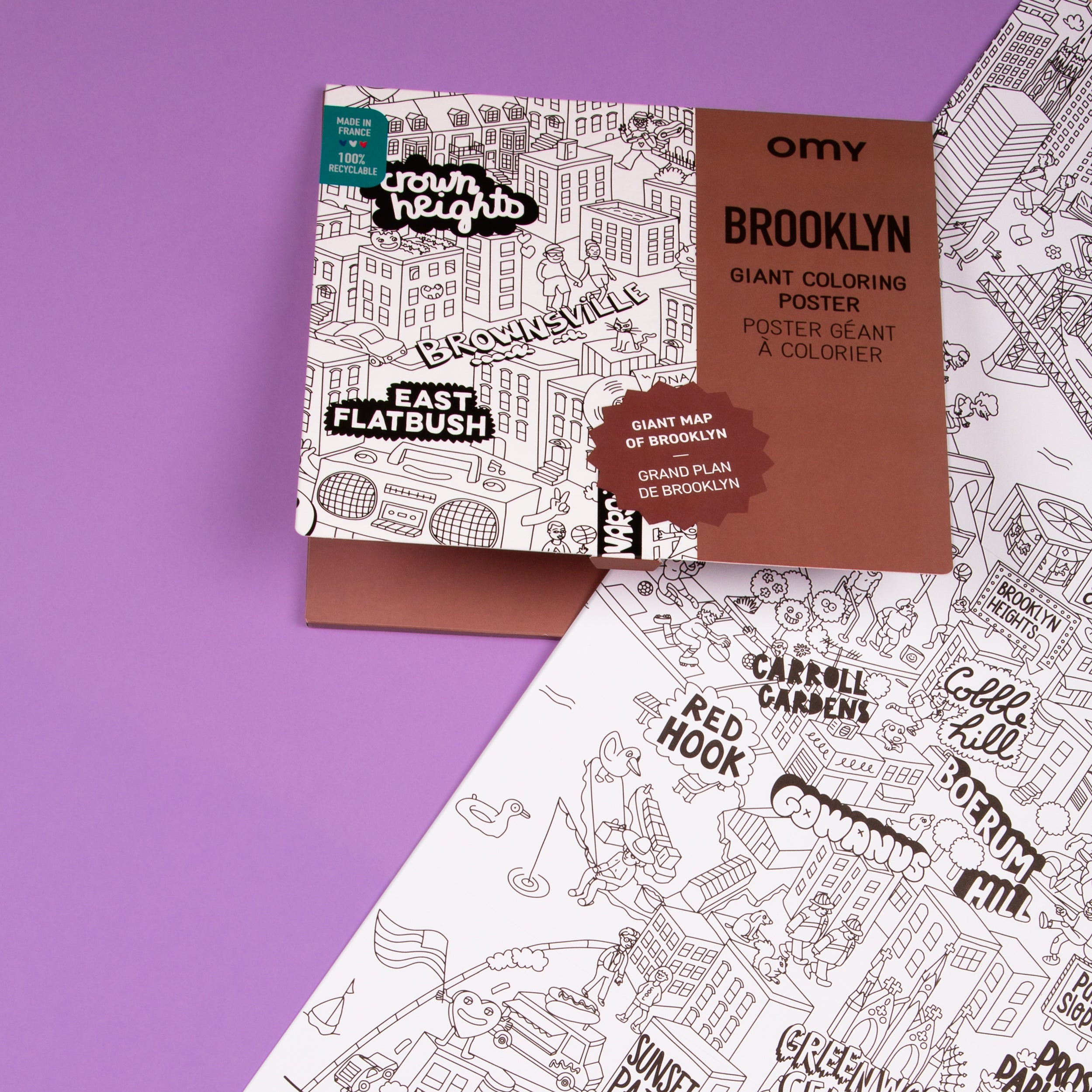 Poster géant à colorier Brooklyn OMY déplié sur fond rose, avec détails visibles