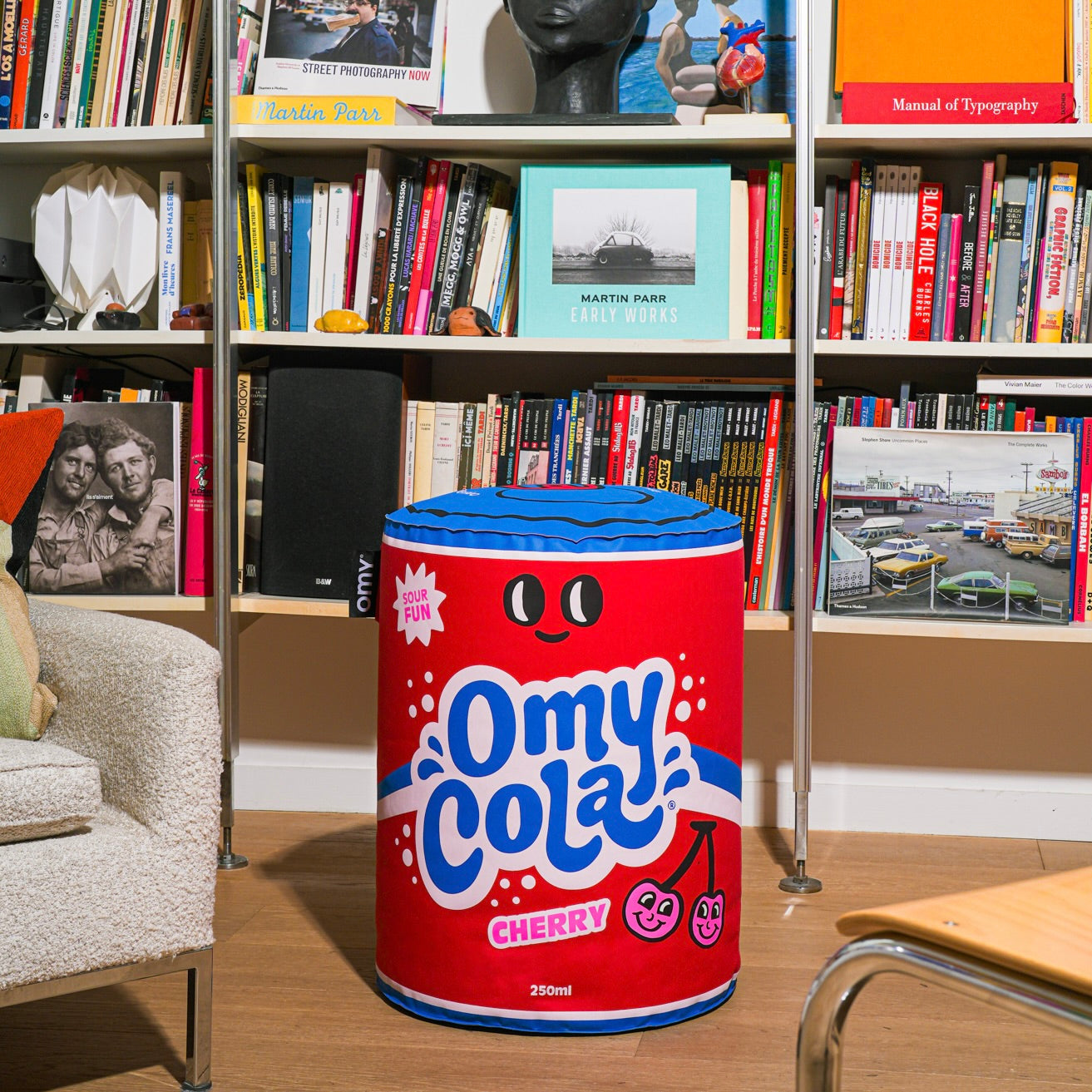 Coussin OMY Cola gonflable dans un intérieur – Objet déco ludique et coloré pour enfants