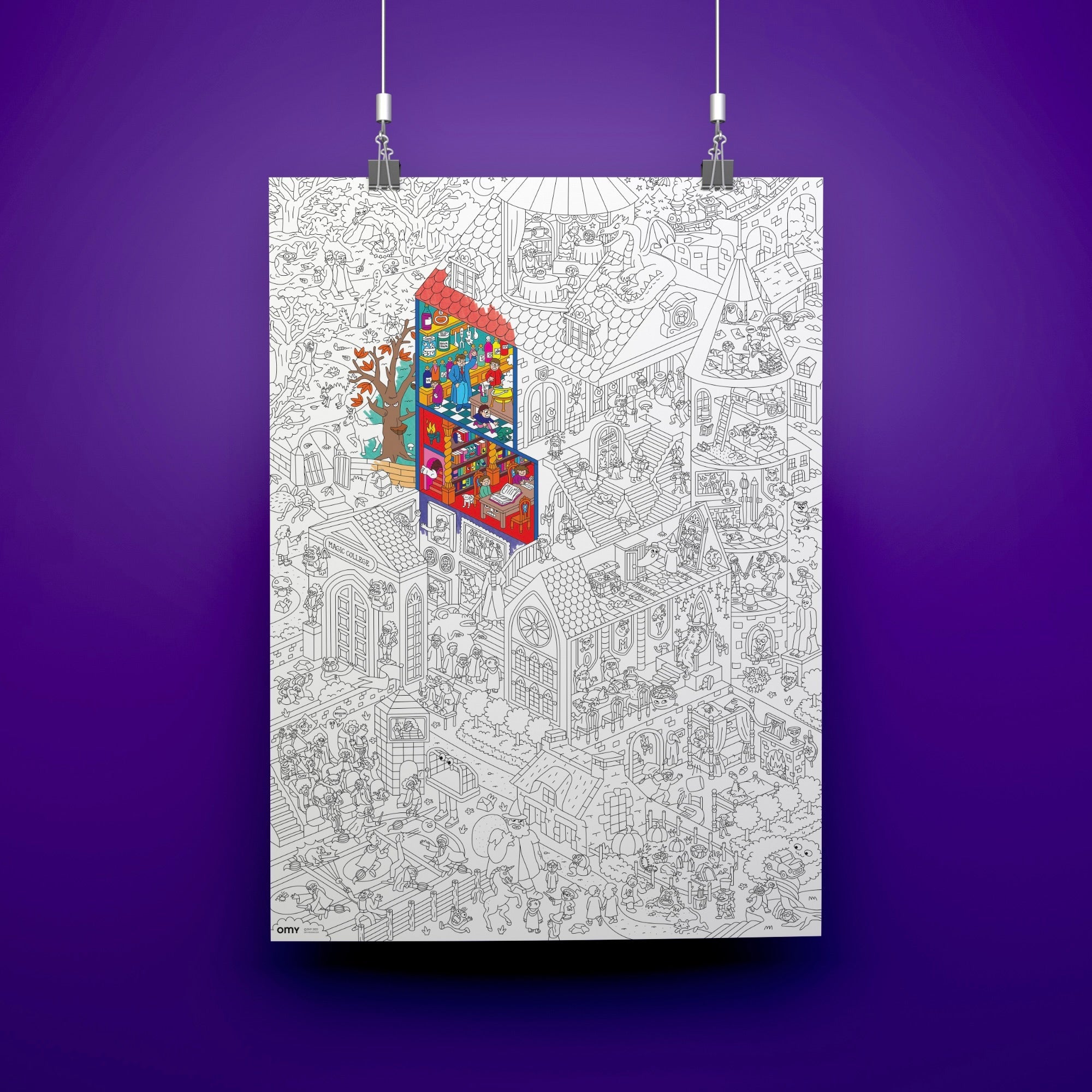 Poster géant Magic College d’OMY accroché au mur d’une chambre d’enfant, affichant des illustrations colorées d’un collège fantastique à colorier.