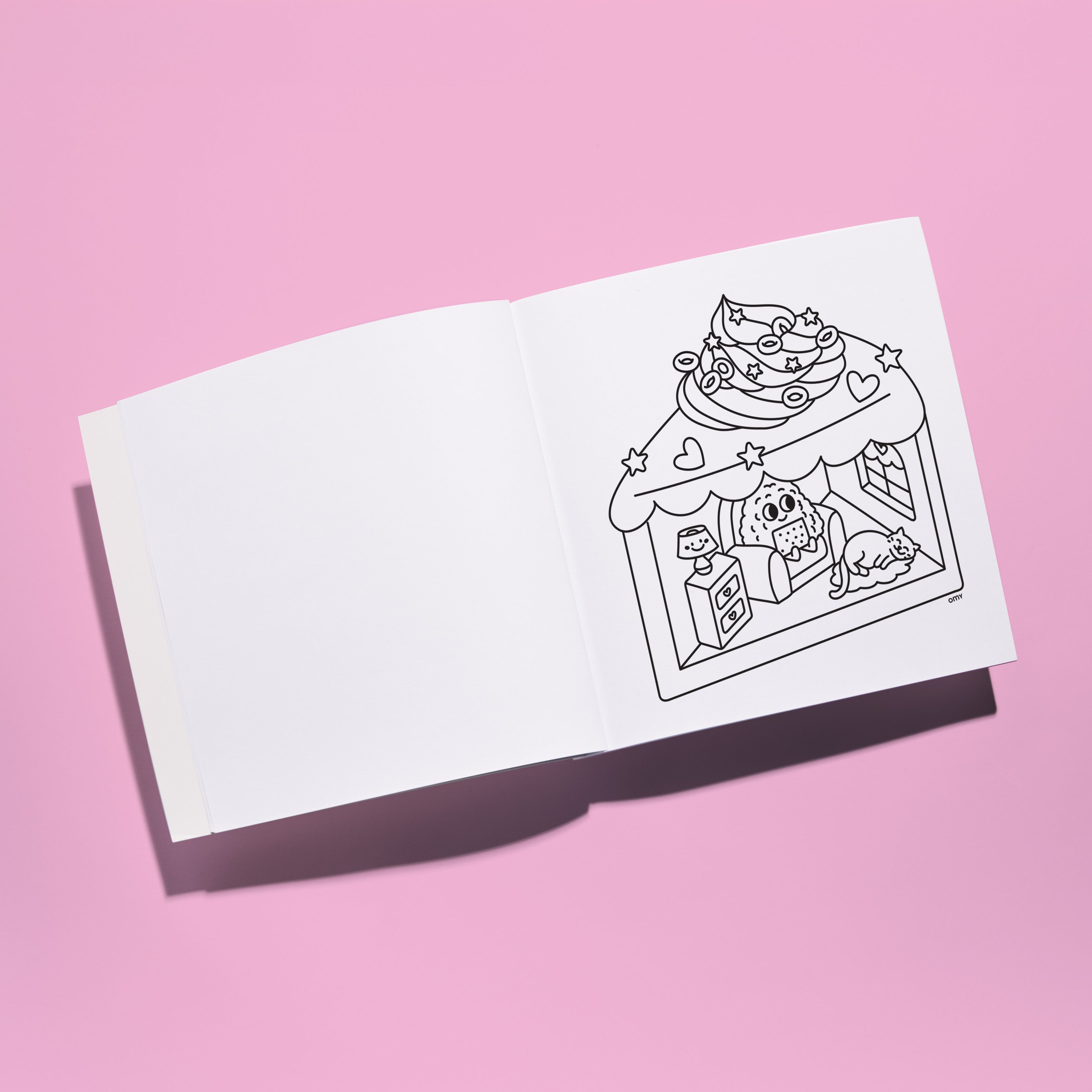 Page intérieure du cahier de coloriage OMY Cozy Art Kawaii – illustration à colorier en noir et blanc d’une boutique kawaii avec des personnages mignons, une pâtisserie en forme de crème chantilly et un chat allongé – carnet créatif et apaisant pour enfants et adultes