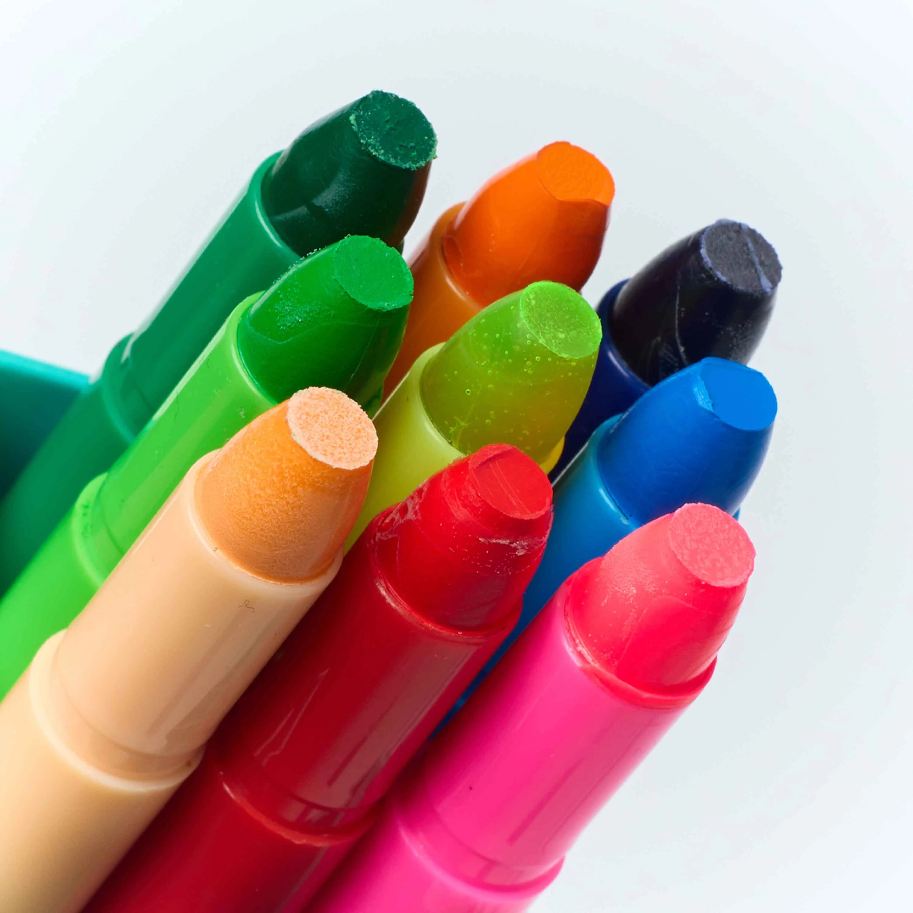 Gros plan sur les pointes et les couleurs des crayons gel OMY.