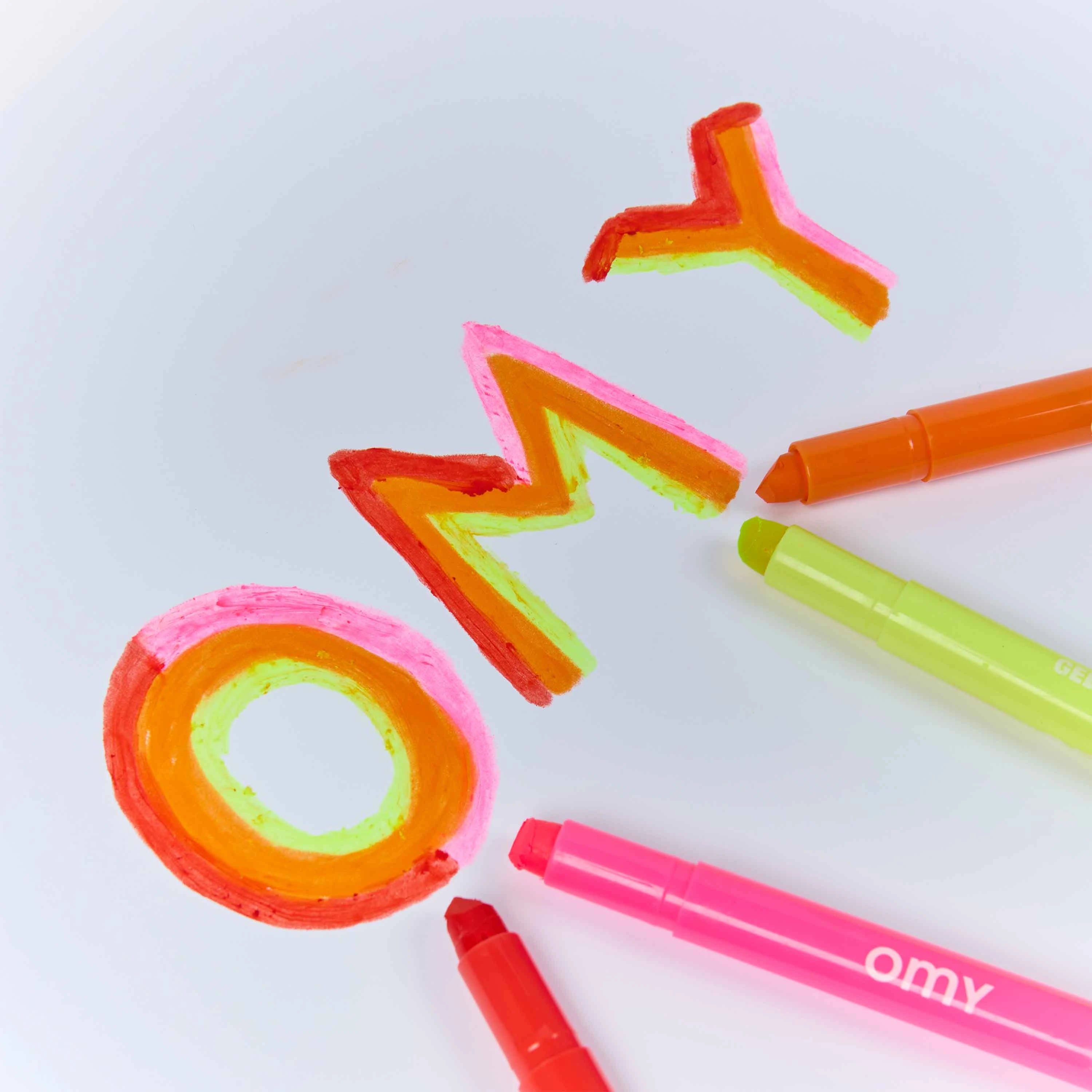 Traits et motifs colorés réalisés avec les crayons gel OMY.