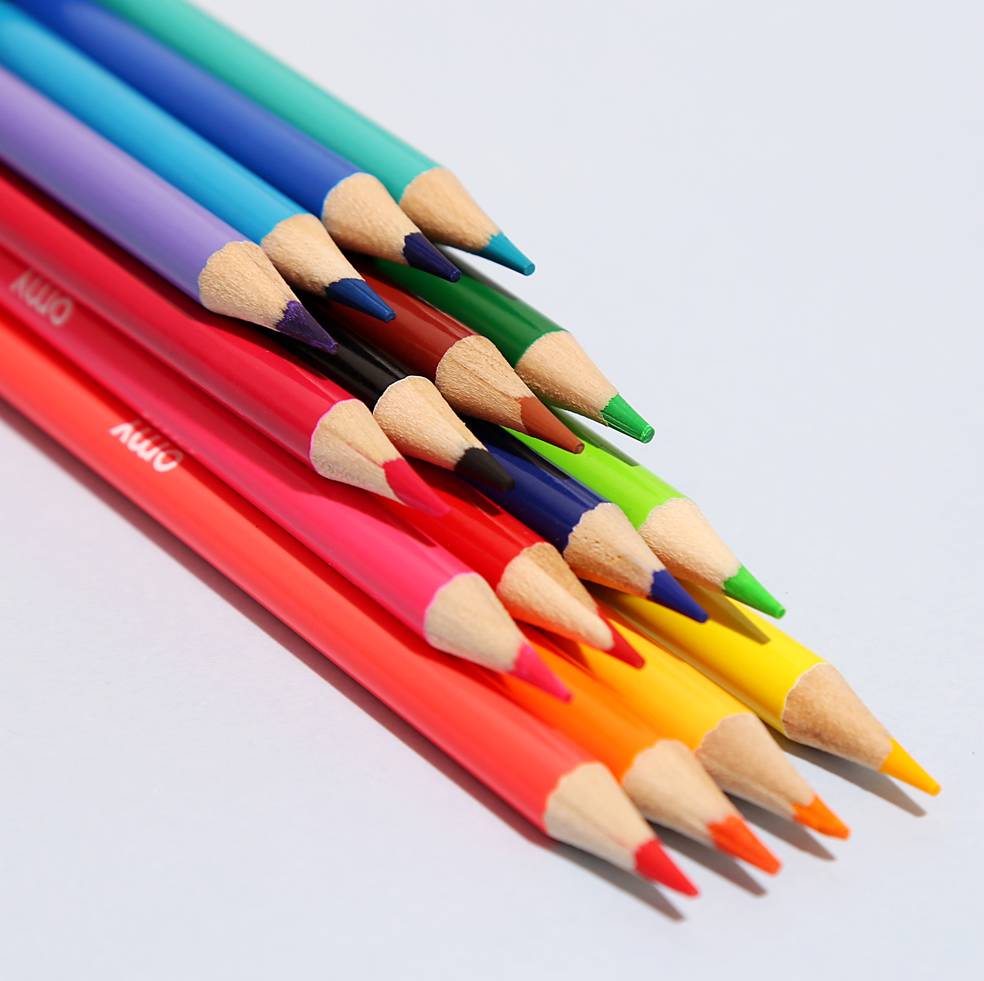 Gros plan sur les pointes des crayons de couleur OMY – palette fluo et vibrante idéale pour les dessins artistiques.