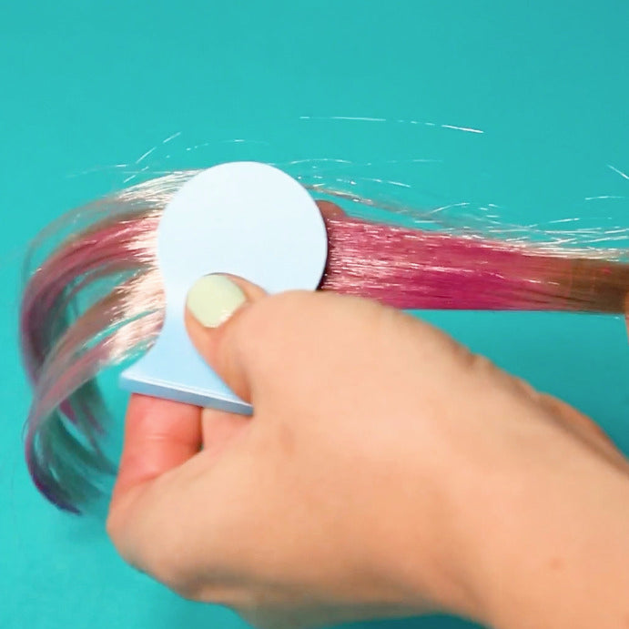 Main appliquant Hair Chalk OMY – Coloration cheveux éphémère facile à poser