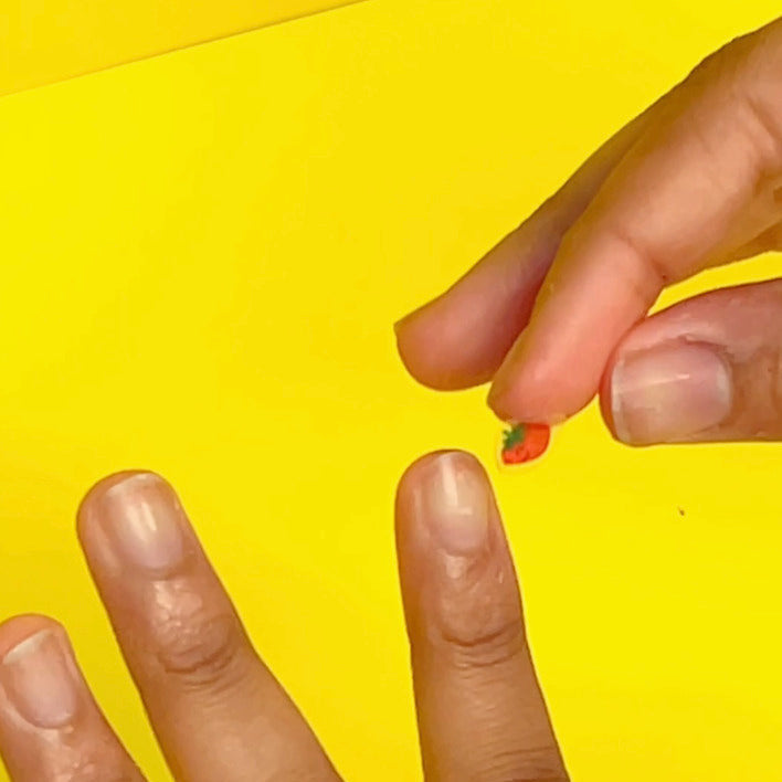Application d’un sticker kawaii sur ongle – Nail art ludique pour enfants dès 3 ans