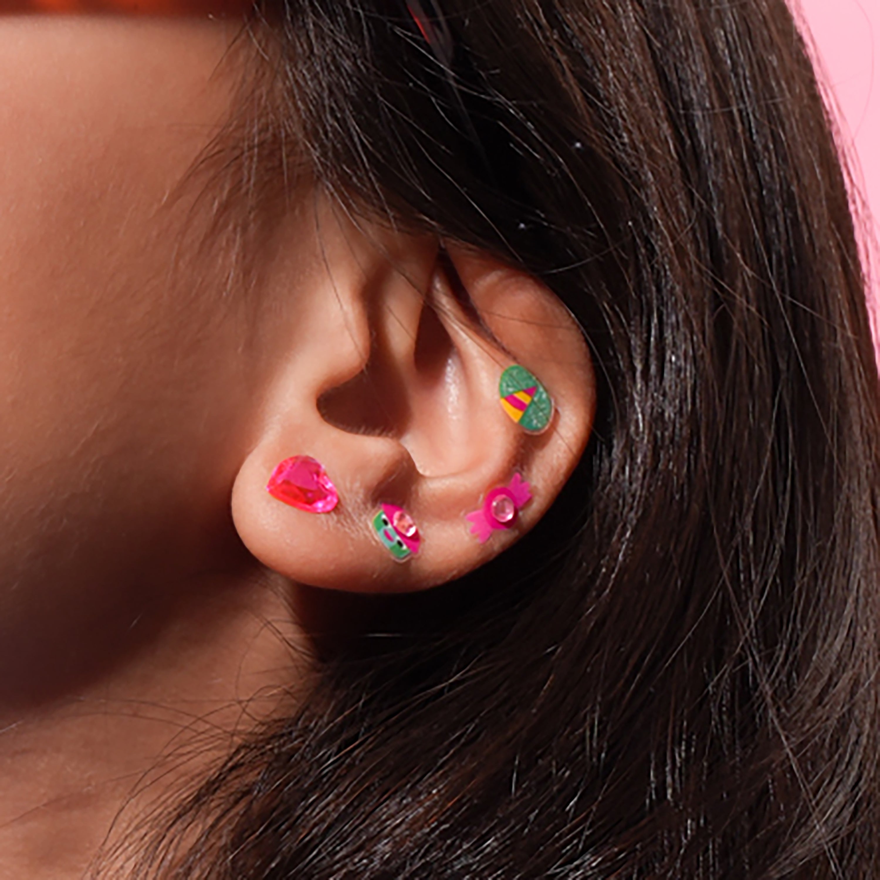 Bijoux autocollants OMY Lily portés sur oreille d’enfant – Accessoire mignon et facile à poser