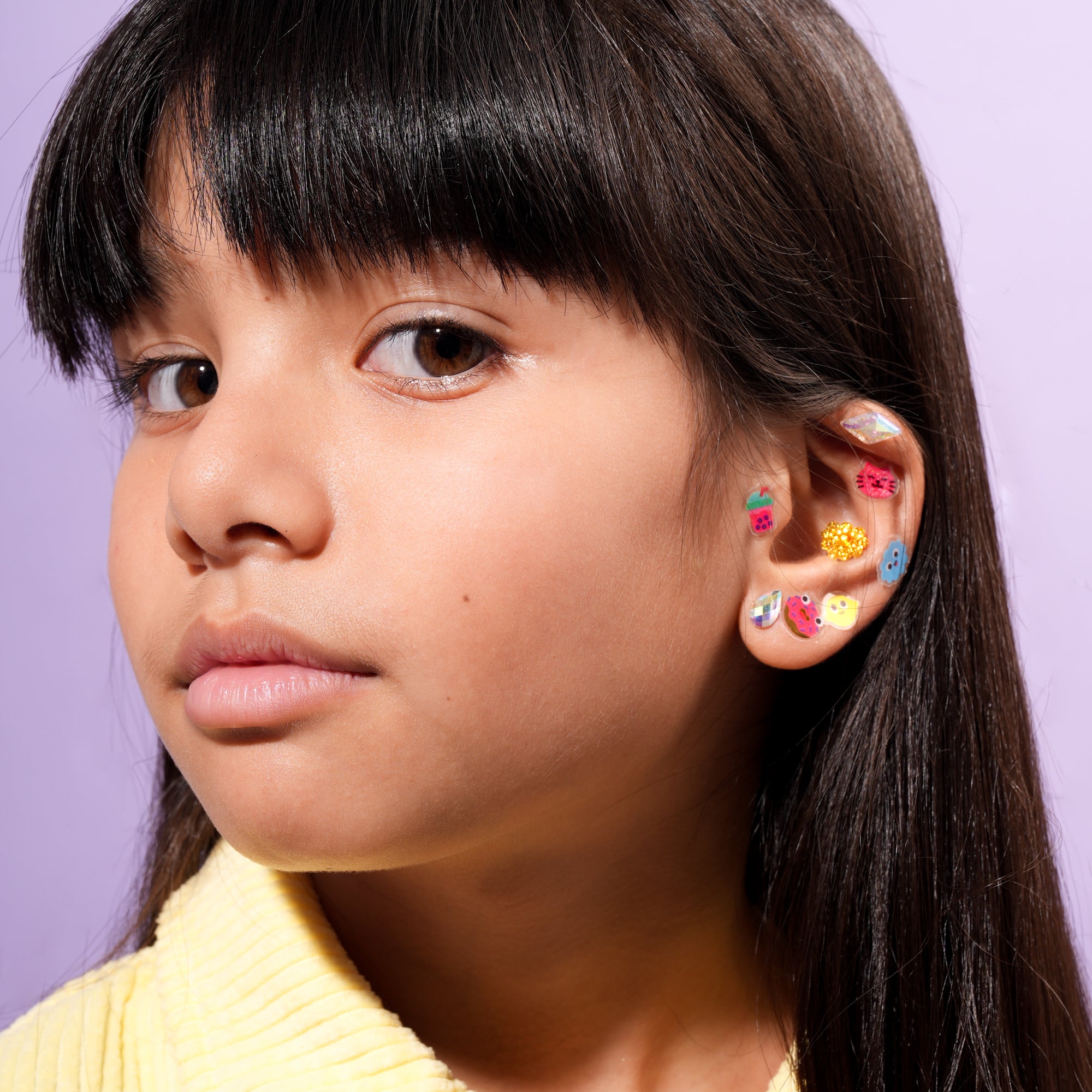 Enfant montre ses oreilles décorées stickers autocollants OMY Kawaii Earring.