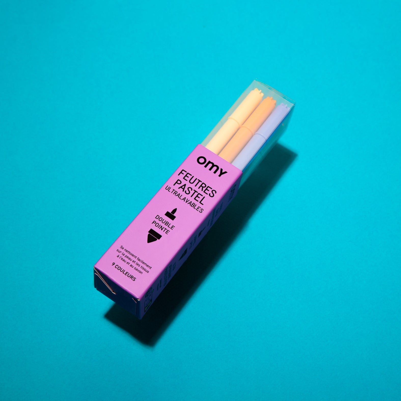 Boîte de 9 feutres pastel ultralavables double pointe OMY, sur fond turquoise