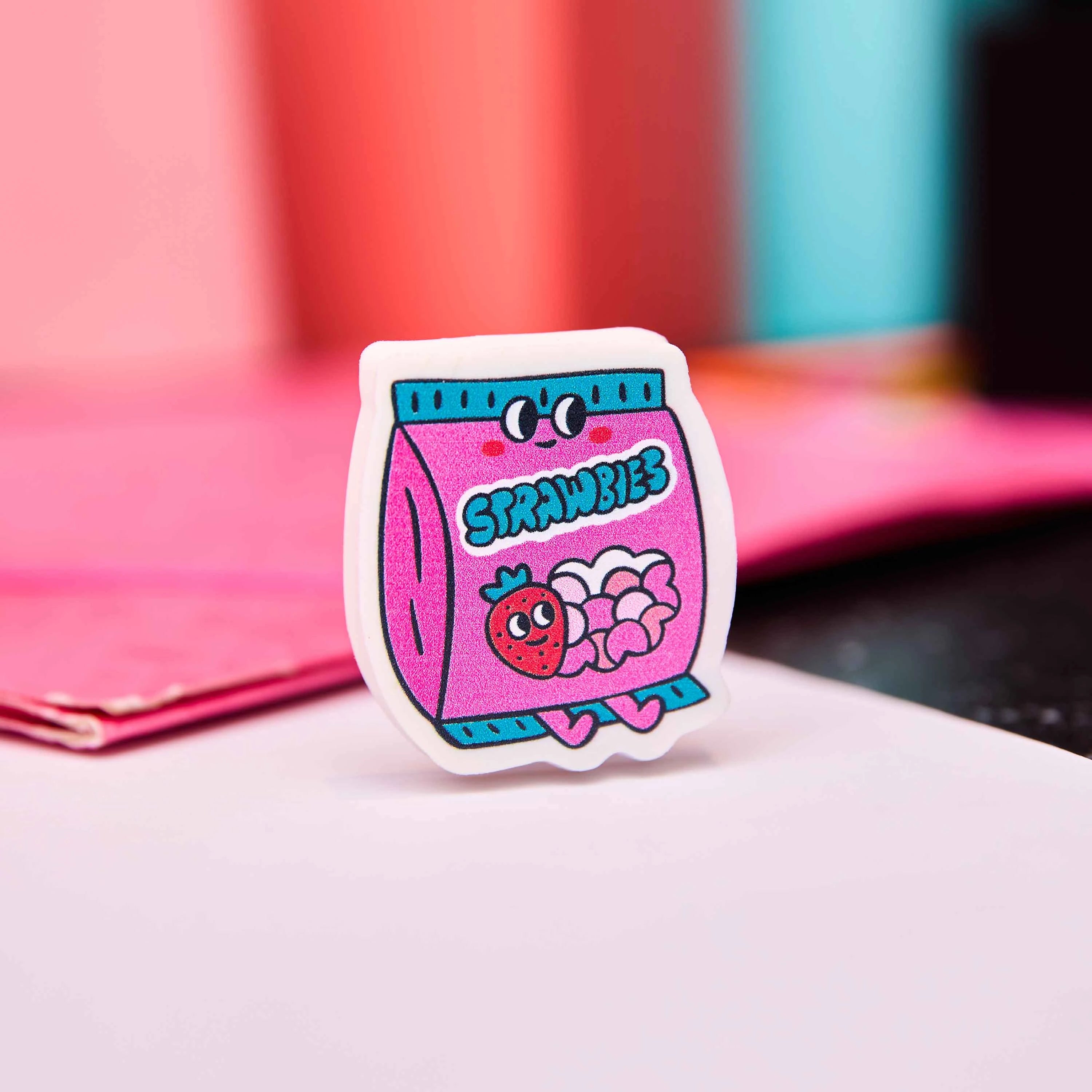 Packshot Gomme fantaisie OMY Betty design fraise coloré, accessoire papeterie original