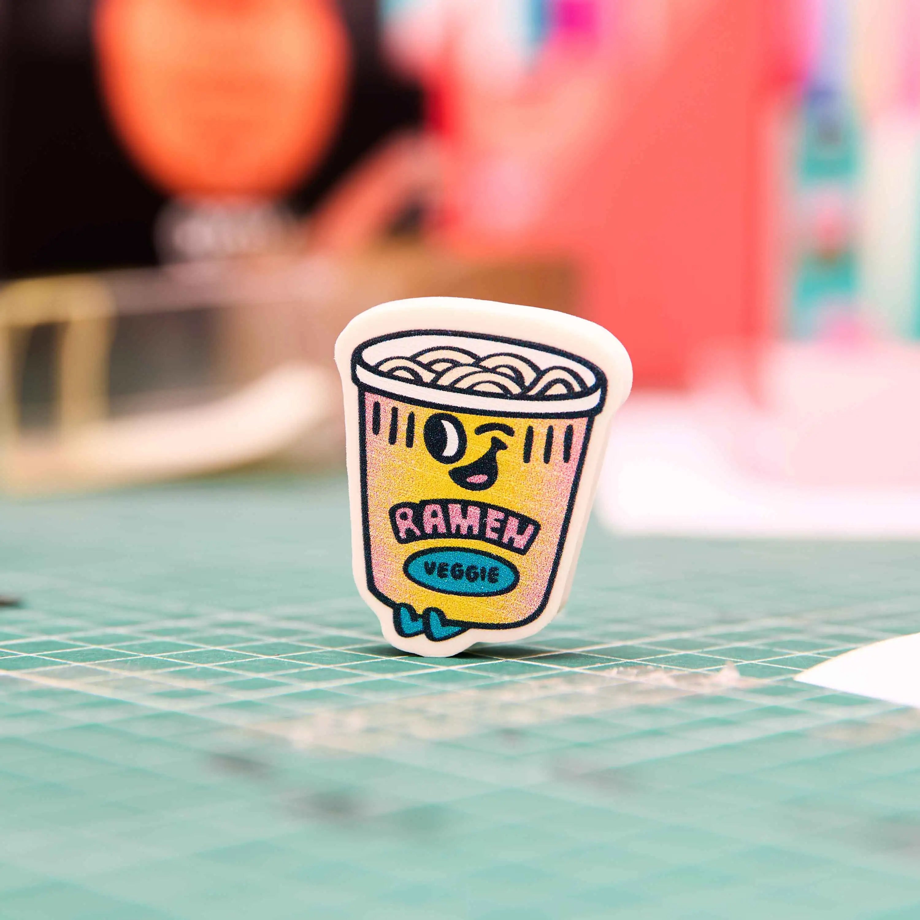 Packshot Gomme fantaisie OMY Noo en forme de bol de ramen, design coloré et original