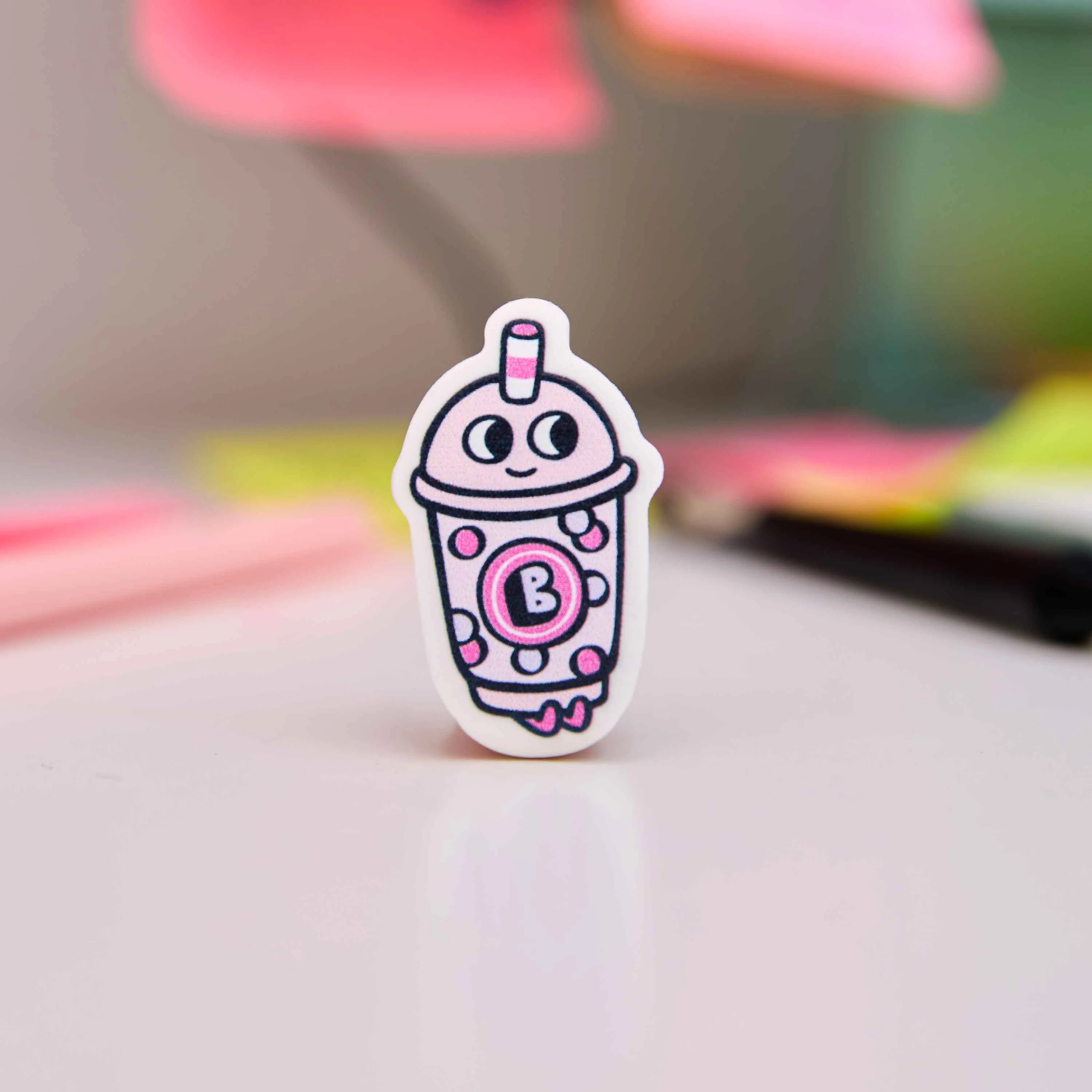 gomme enfant originale bubble tea OMY sur bureau fournitures scolaires