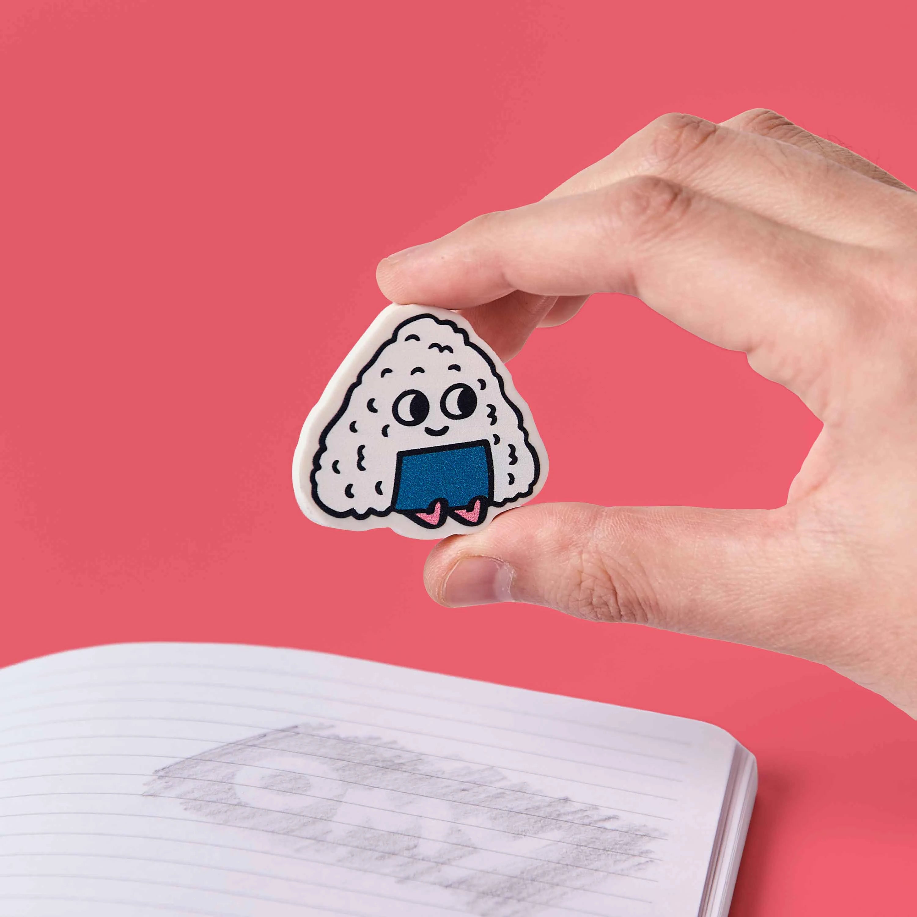 gomme onigiri kawaii Yuki OMY tenue en main au dessus cahier