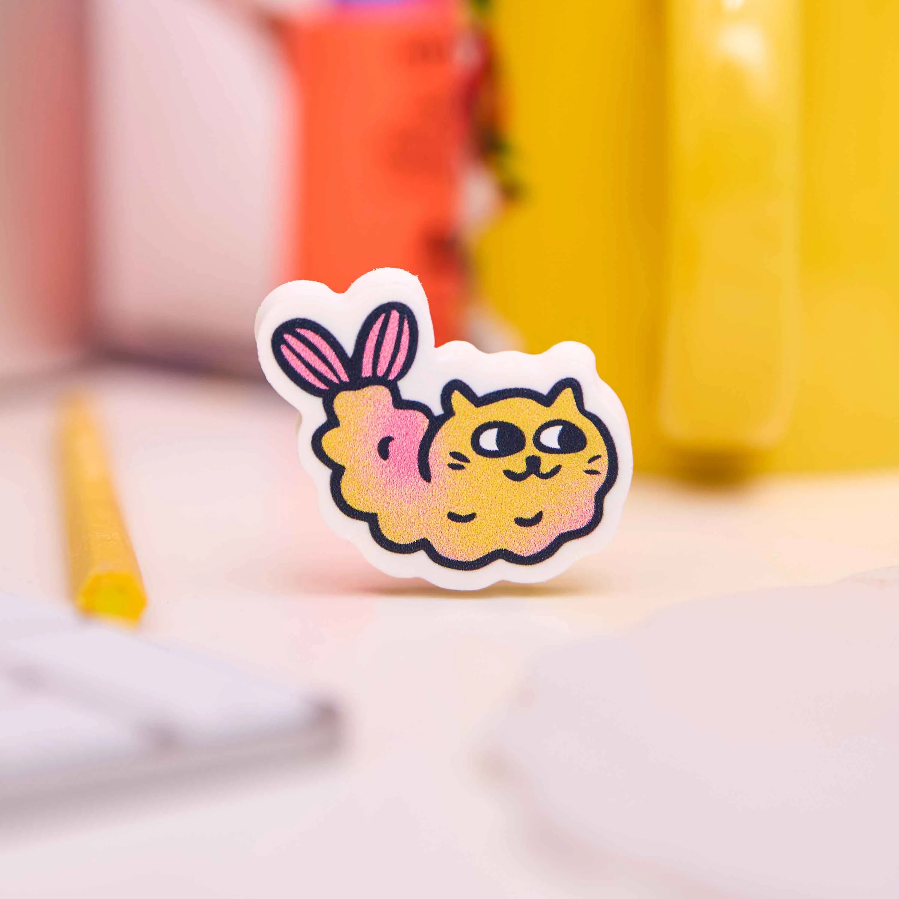 gomme enfant originale chat Mewchi OMY sur bureau crayons papeterie