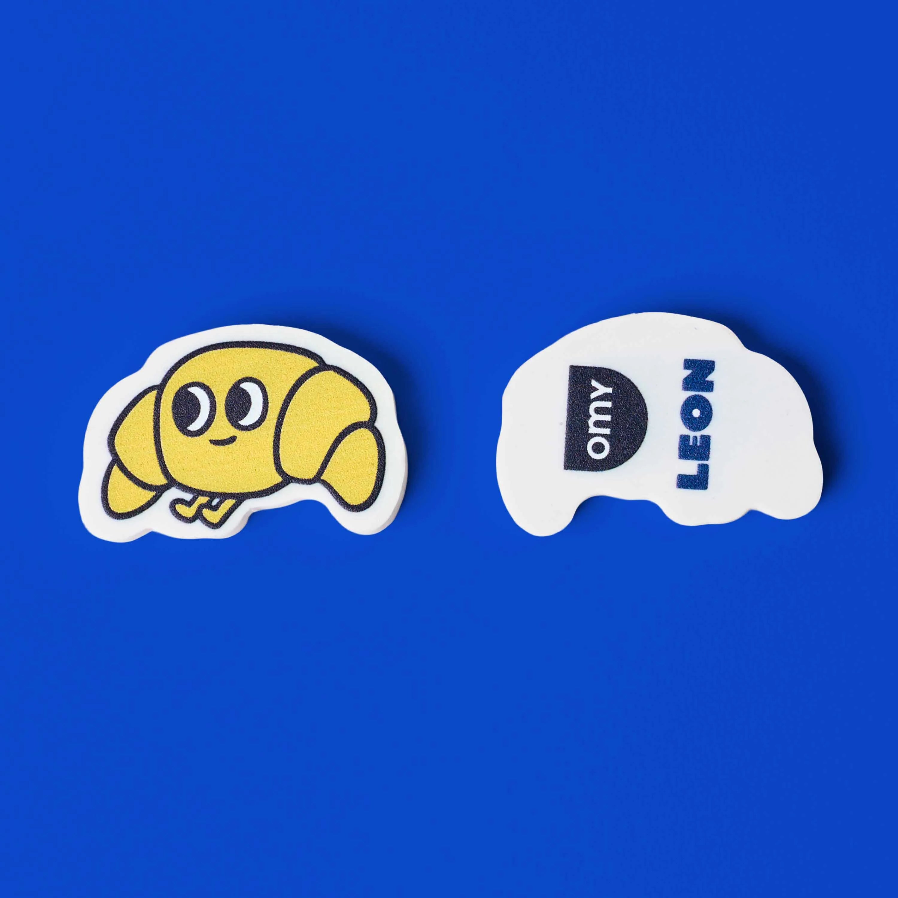 gomme kawaii croissant Leon OMY parfumee vue face et dos fond bleu