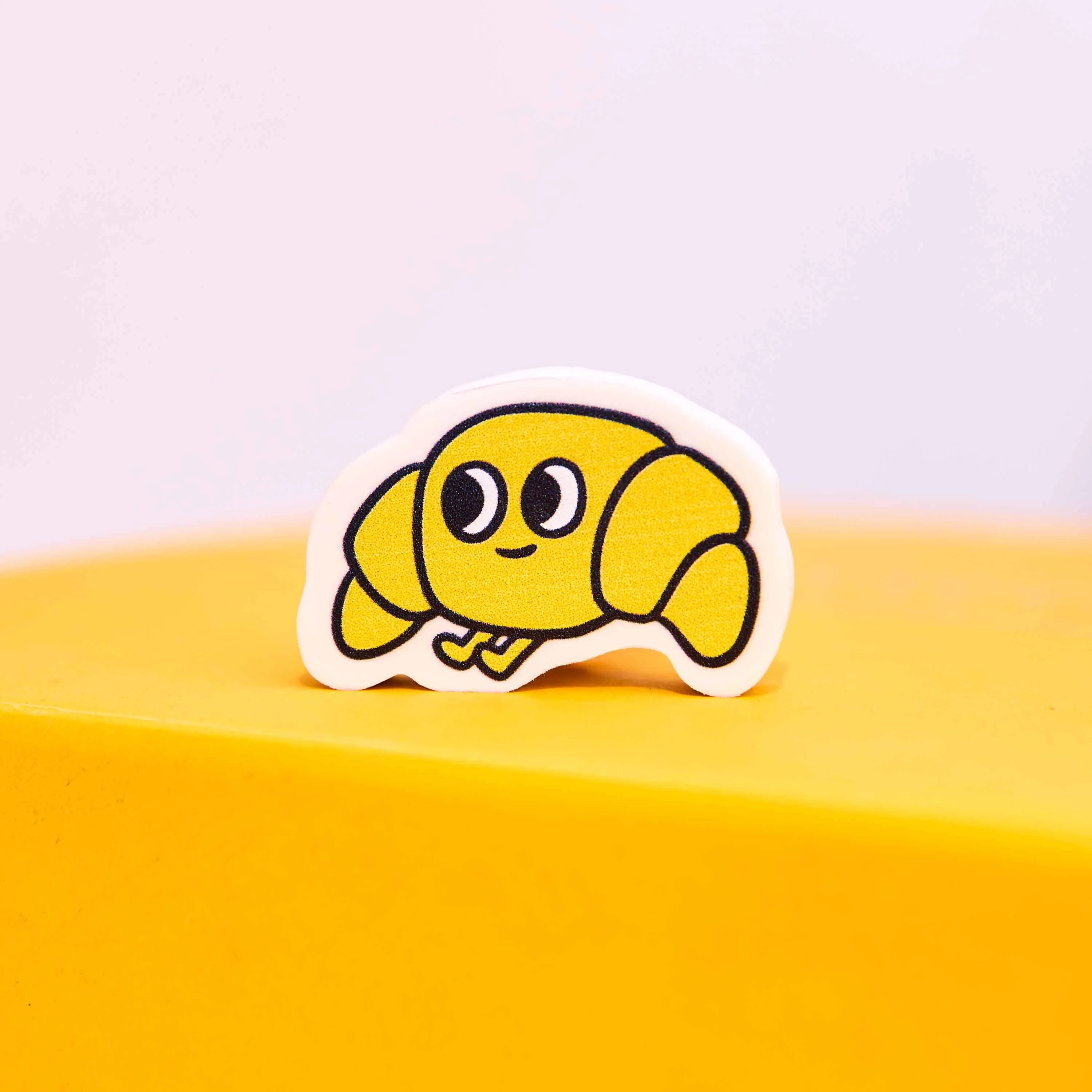 gomme enfant originale croissant Leon OMY sur fond jaune papeterie ludique