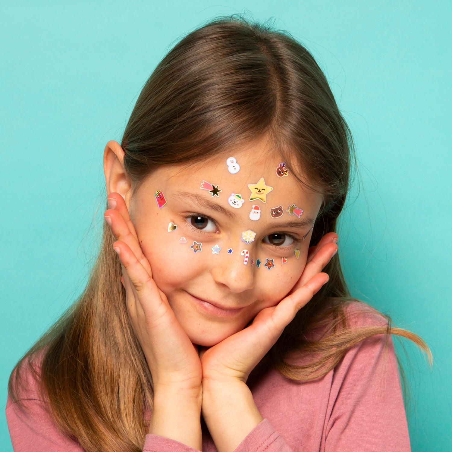 Enfant portant les face stickers OMY, activité créative et ludique sans maquillage pour noêl