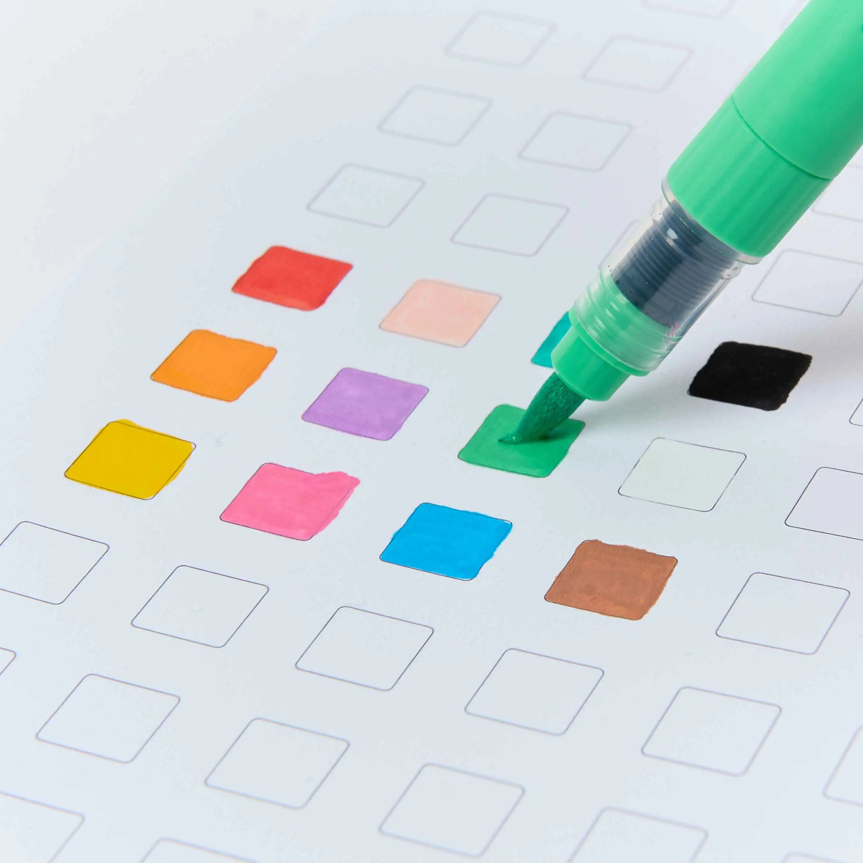 Échantillons de couleurs réalisés avec les feutres acryliques Brush Power OMY.