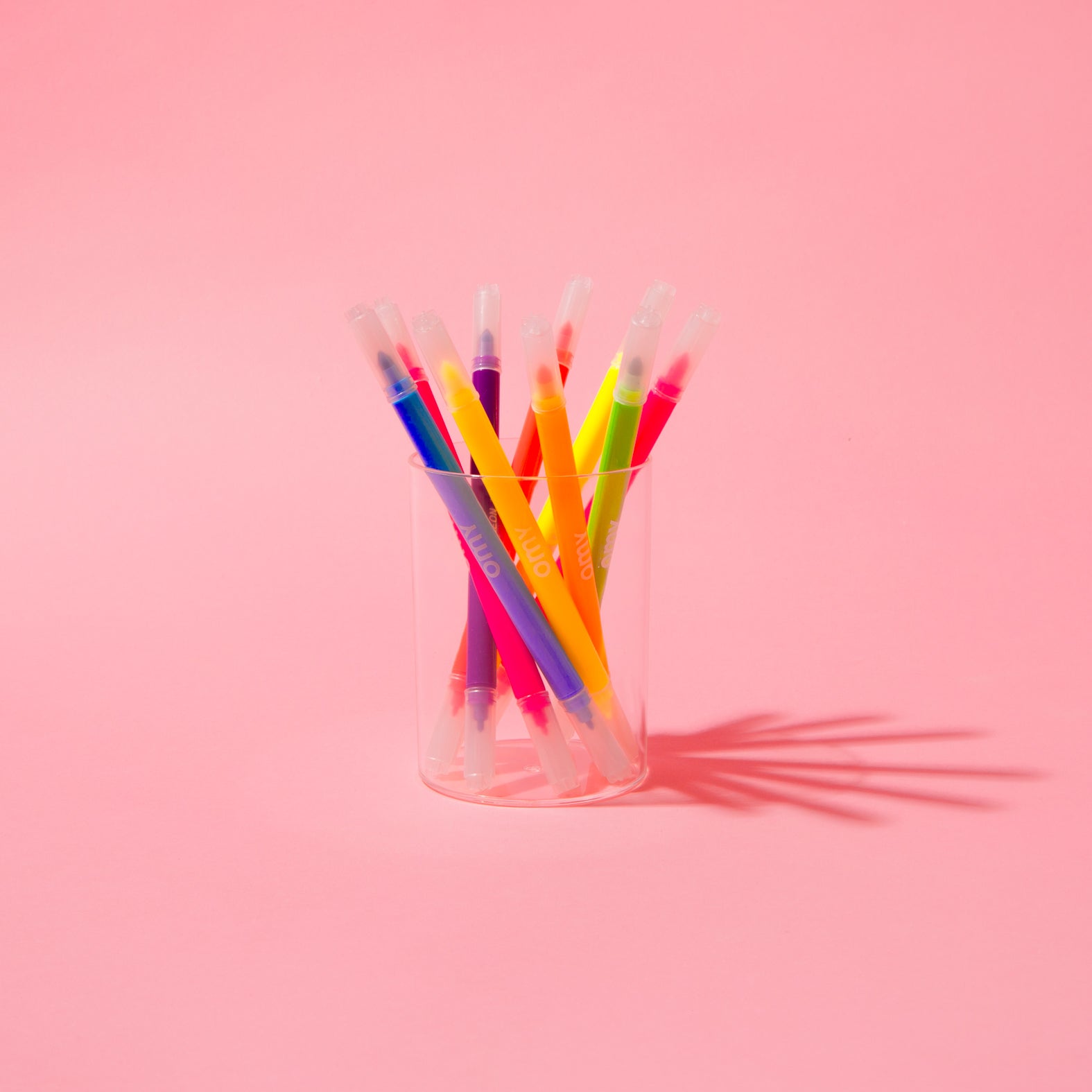 Stylos feutres fluo OMY sur fond rose – Accessoires de coloriage