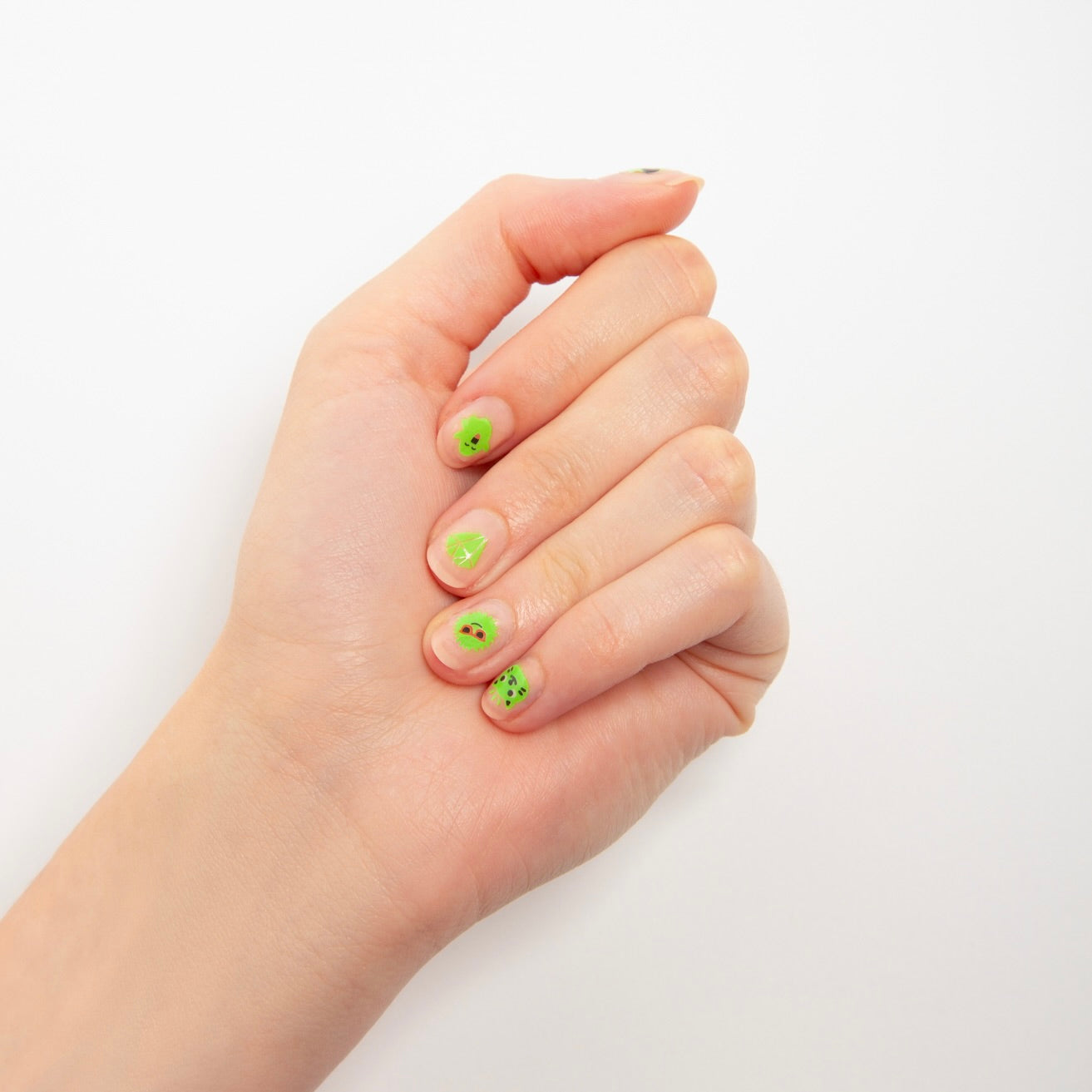 Mains d’enfant avec gommettes Nail Stickers OMY Glow Party – Accessoire fun et facile