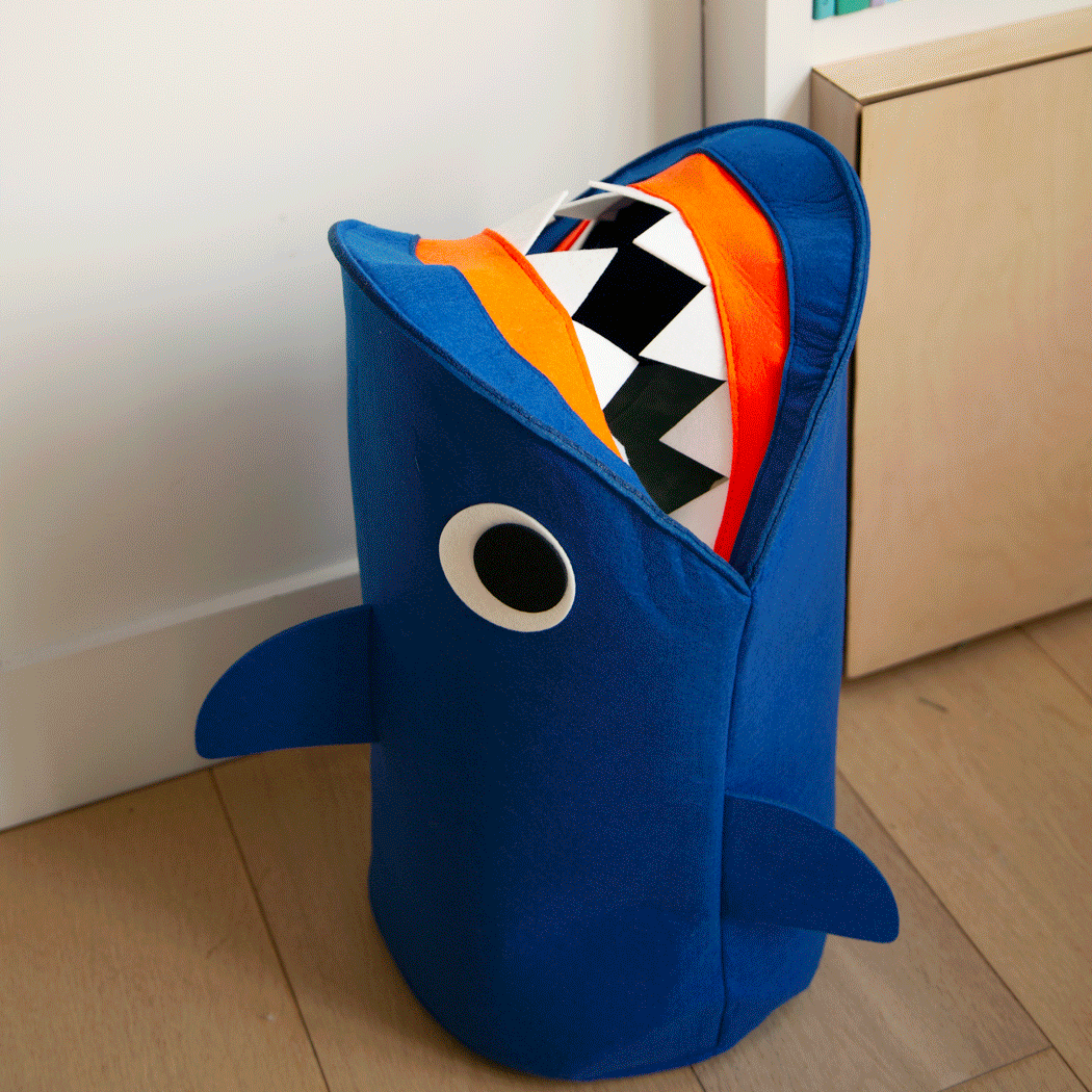 Animation der Tidy Bag Sharky OMY, Aufbewahrungskorb aus Filz in Form eines Hais, der ein Kuscheltier verschluckt.