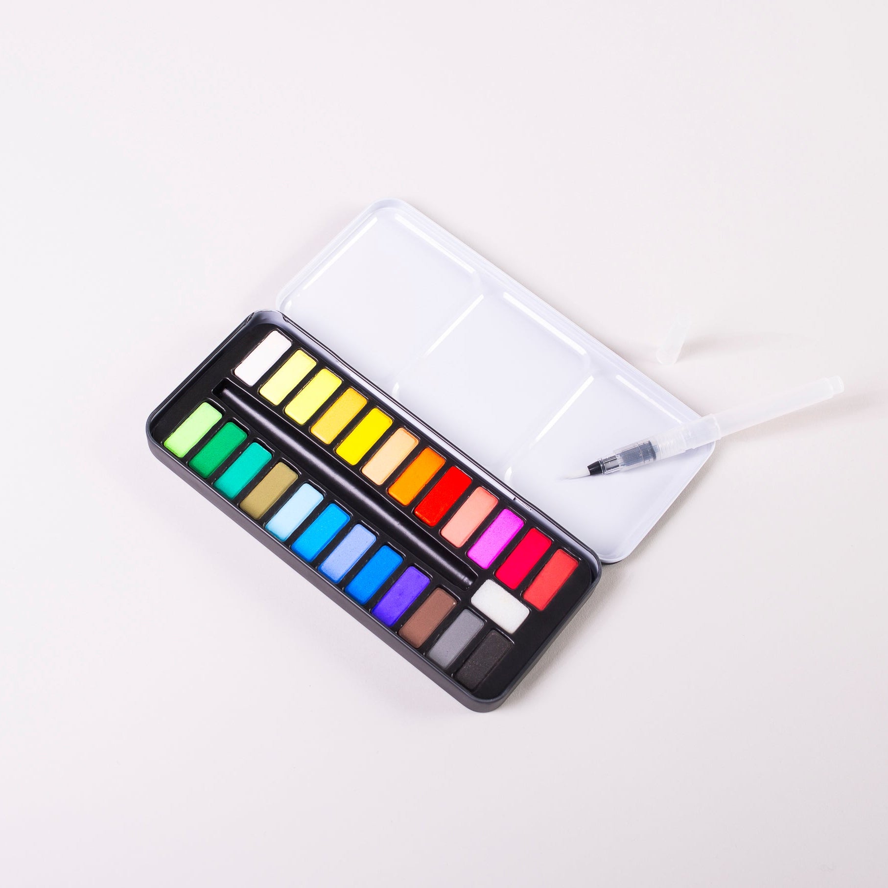 Démonstration du pinceau à réservoir d’eau du kit aquarelle OMY, activation simple pour débuter facilement