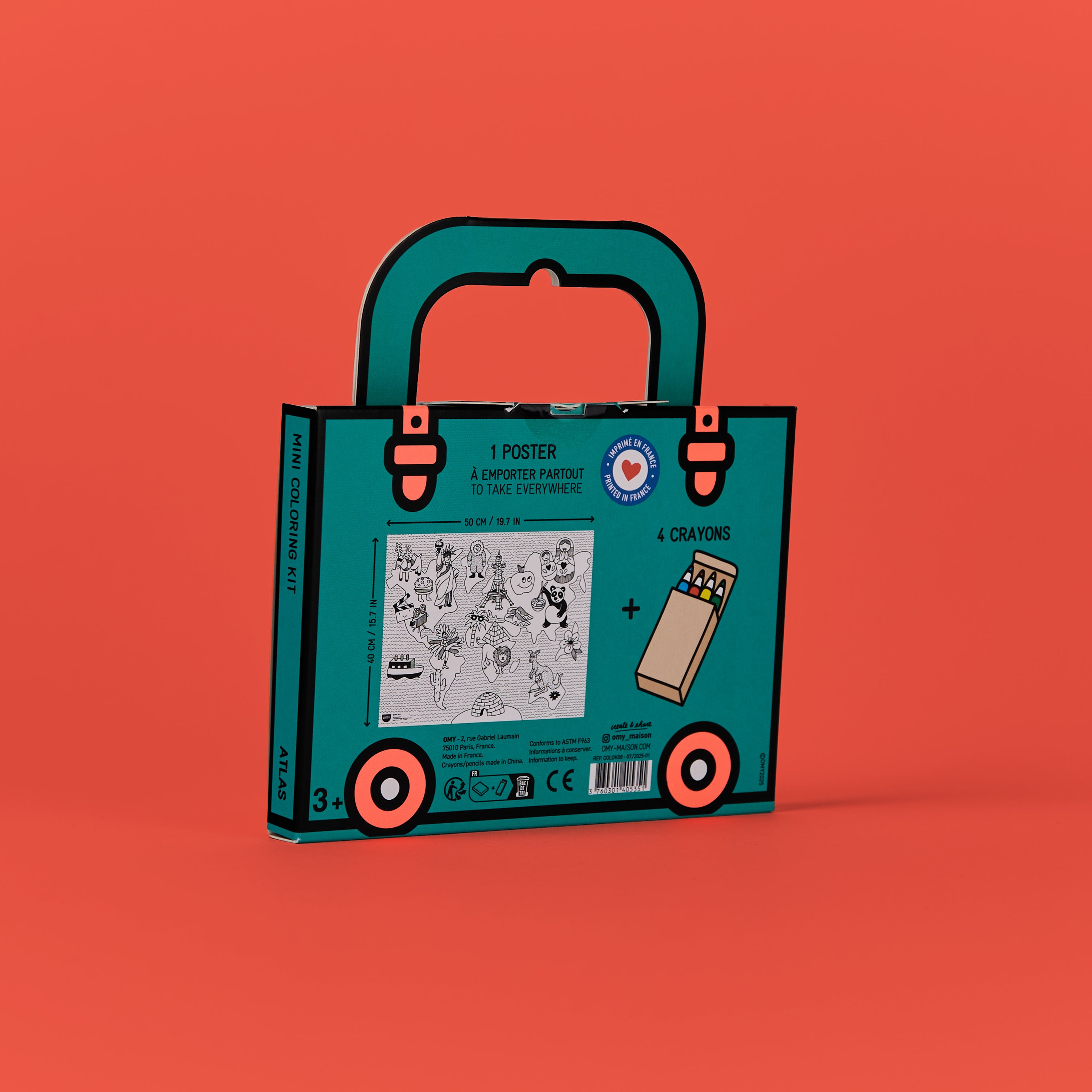 Dos de la valisette Mini Coloring Kit Atlas d’OMY France montrant le poster illustré à colorier et 4 mini crayons de cire — kit de coloriage compact, léger et nomade pour enfants dès 3 ans, parfait pour voyages et sorties en Europe.
