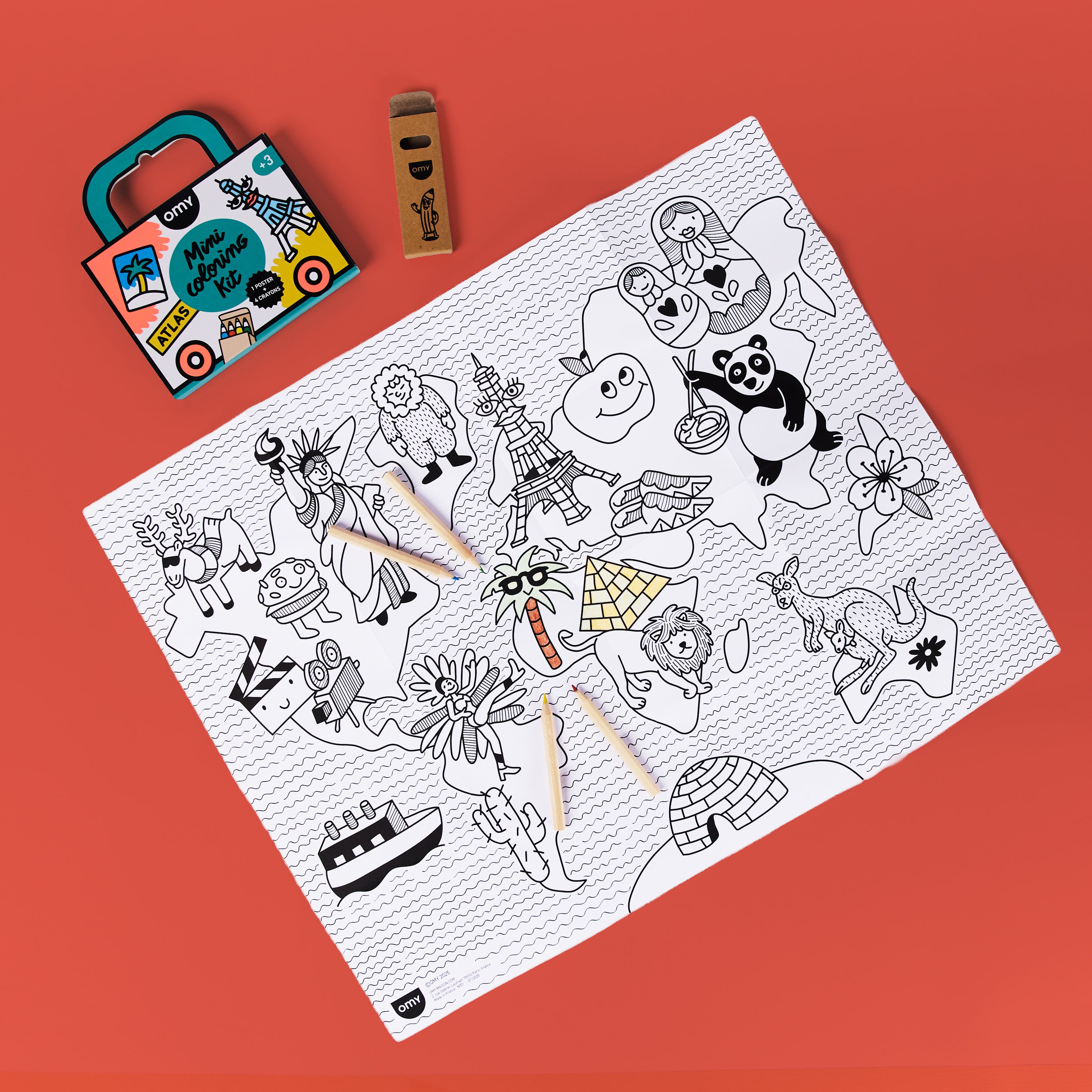 Contenu complet du Mini Coloring Kit Atlas d’OMY France : poster carte du monde à colorier, quatre mini crayons de cire et étui valisette portable — coffret de coloriage nomade pour activités de voyage et cadeau enfants en Europe.