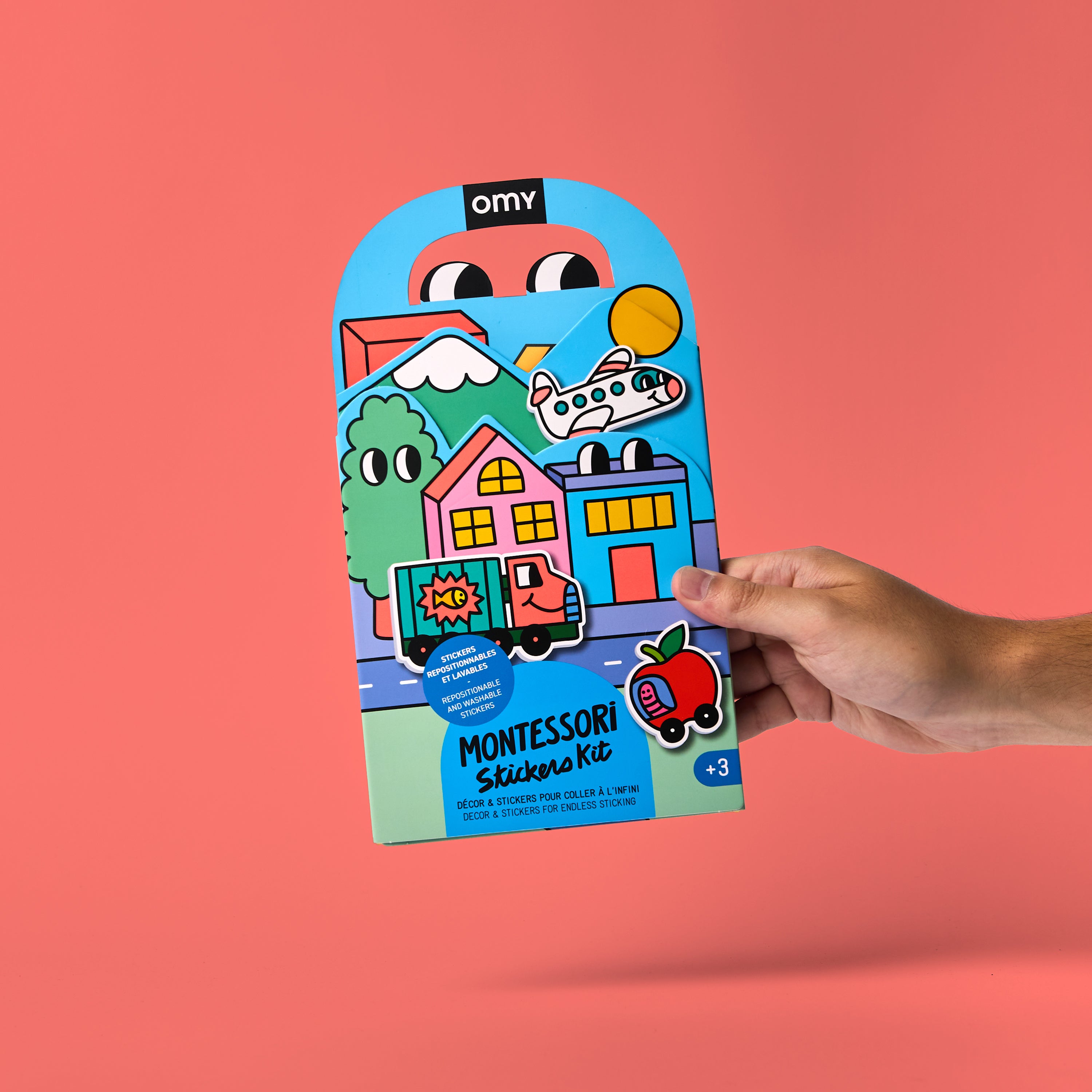 Kit autocollants Montessori Vroom OMY tenu à la main – format pratique à emporter pour activité enfants en voyage