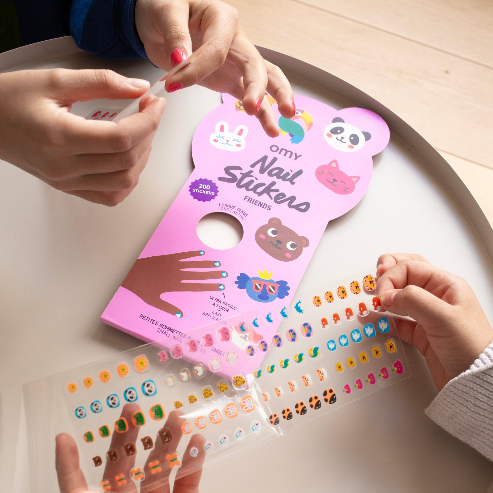 Coffret ouvert OMY Friends Nail Stickers, enfant choisit gommettes ongles.
