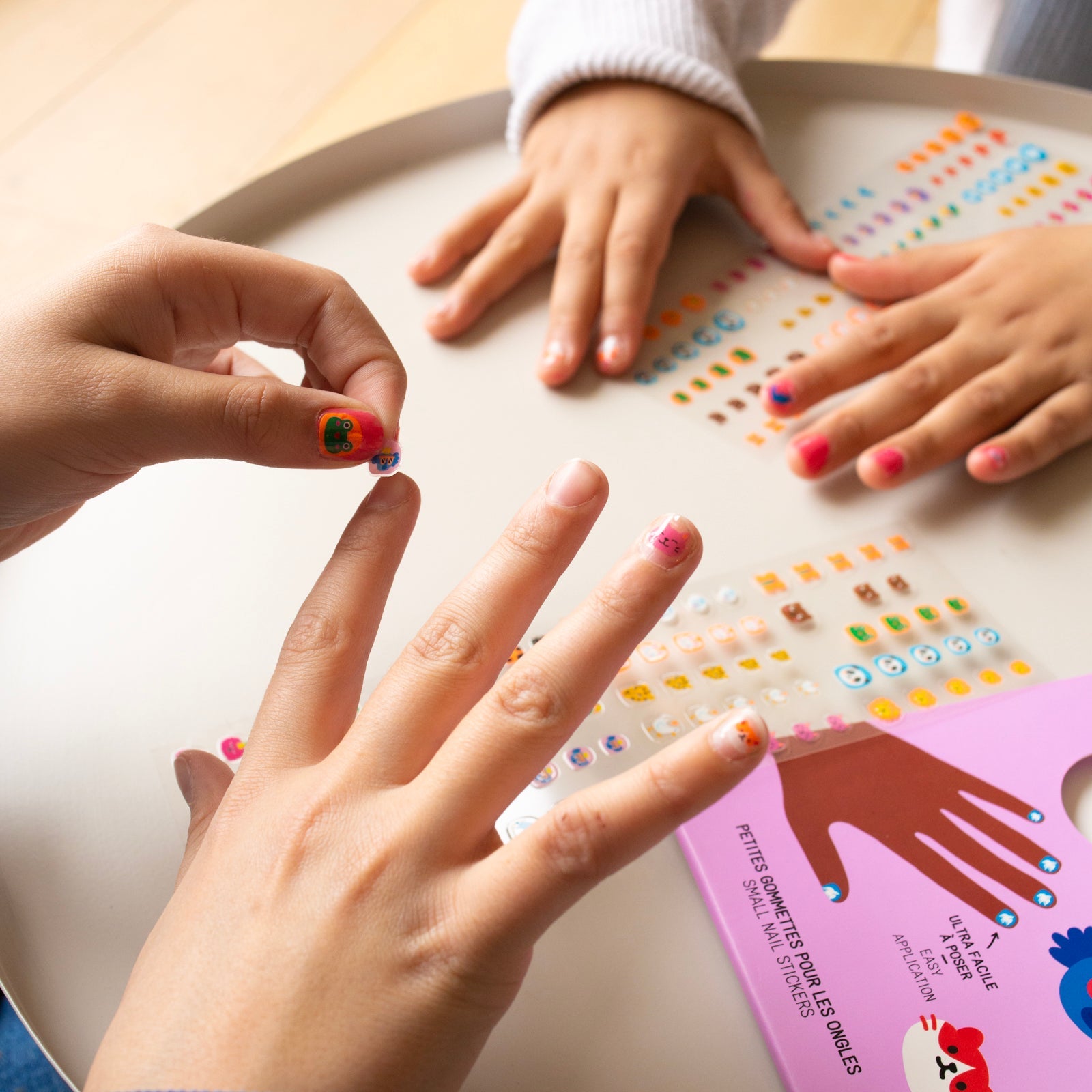 Mains décorées avec stickers ongles enfant OMY Friends, nail art kids.