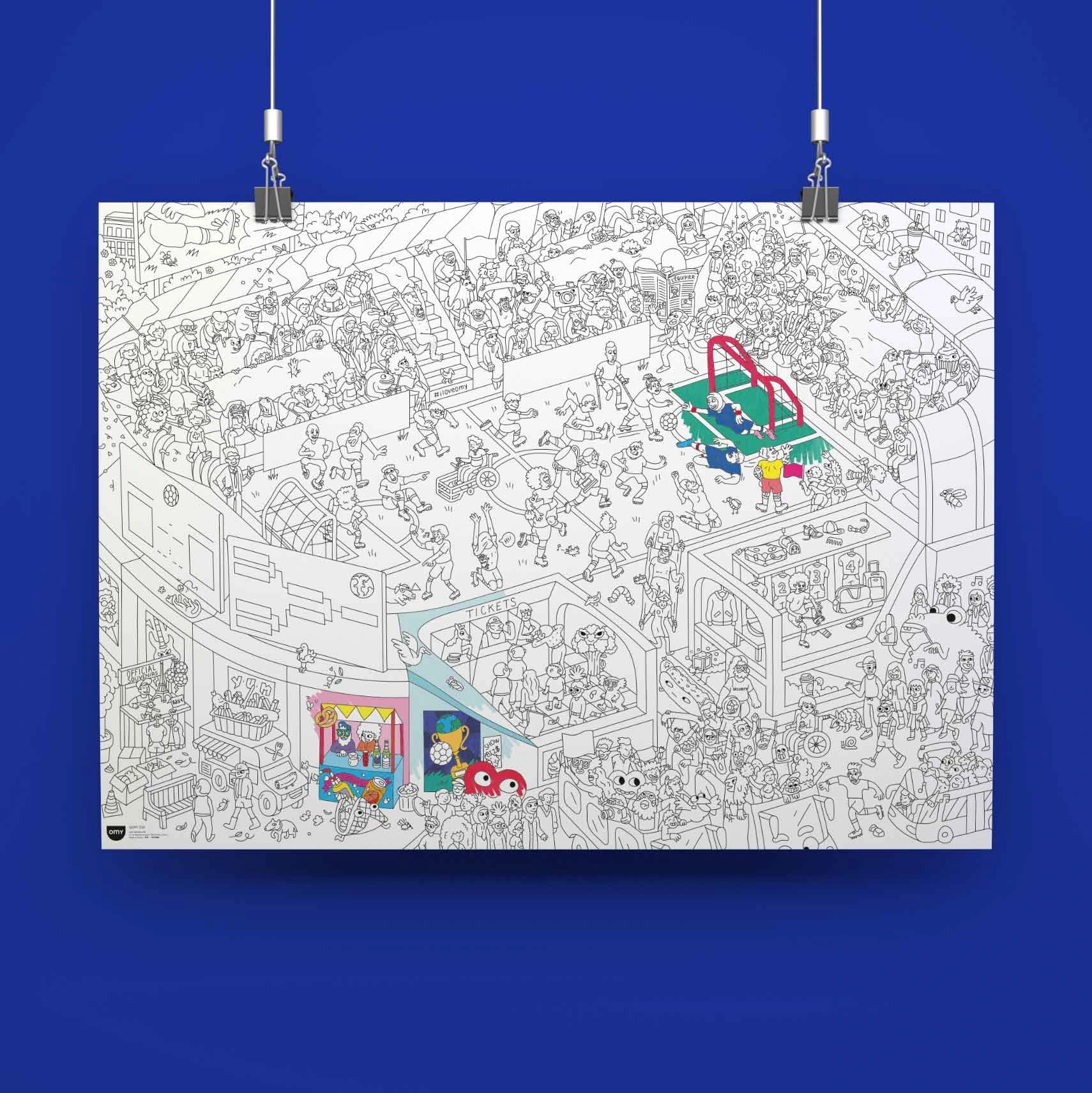 Poster géant de coloriage football GOAL OMY accroché au mur, illustration détaillée de stade et match pour décoration enfant