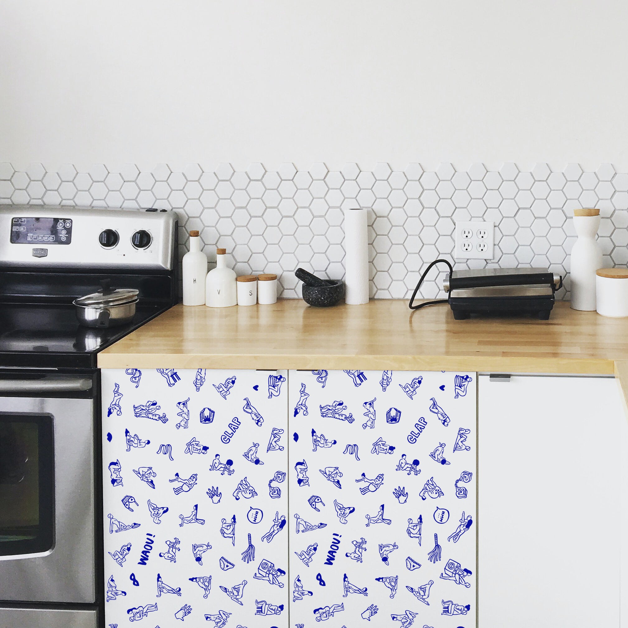 Rouleau papier adhésif décoratif adulte Kamasutra 69 OMY Stick-It appliqué sur porte de placard, revêtement repositionnable pour personnalisation de meubles et décoration intérieure