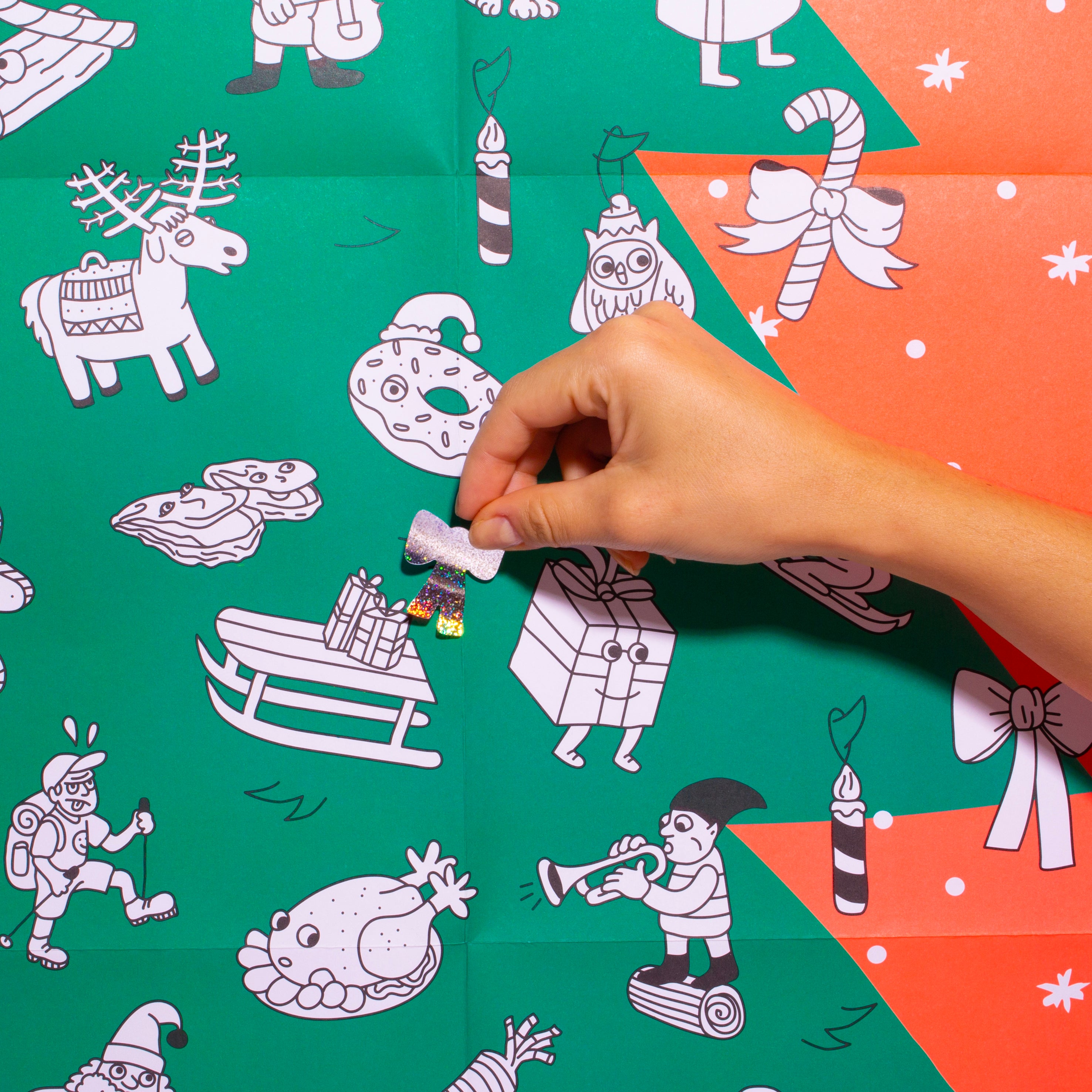 Main d’enfant en train de colorier le poster géant Sapin de Noël – Activité manuelle OMY