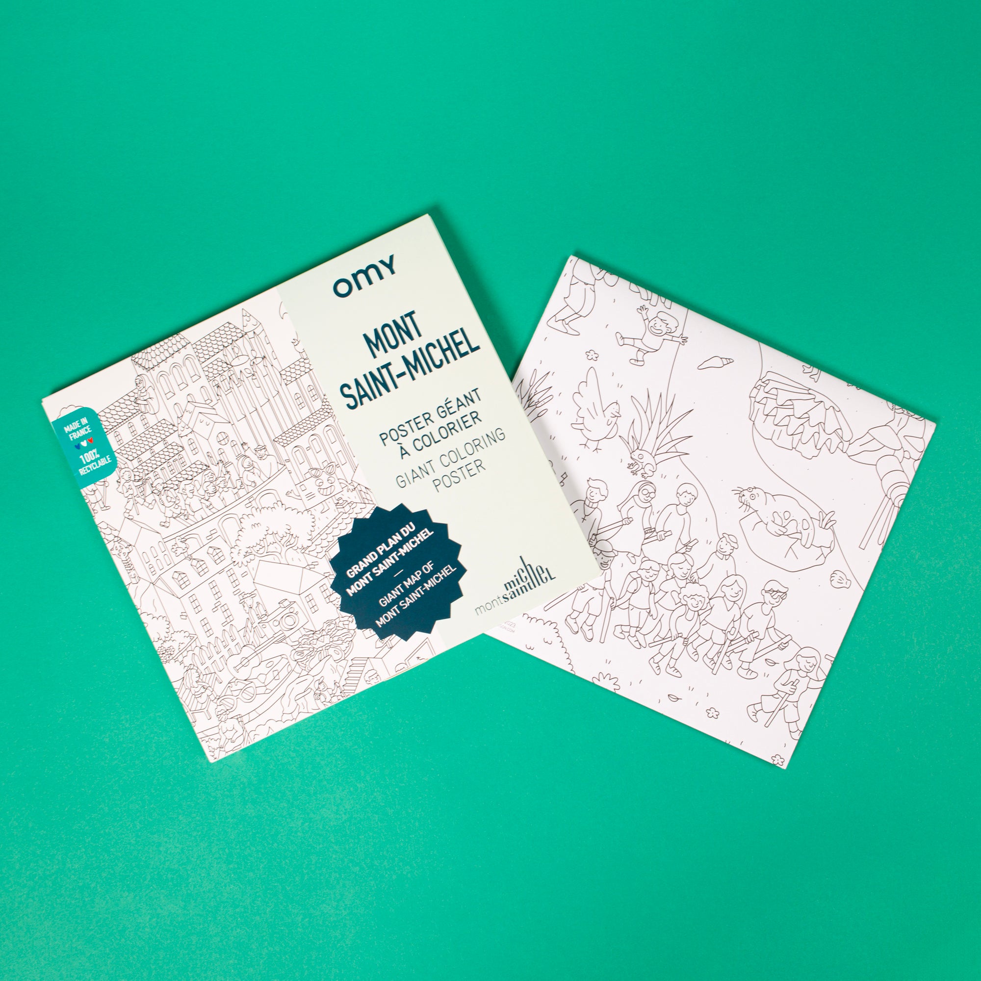 Affiche du Mont Saint-Michel et pochette OMY présentées sur fond vert