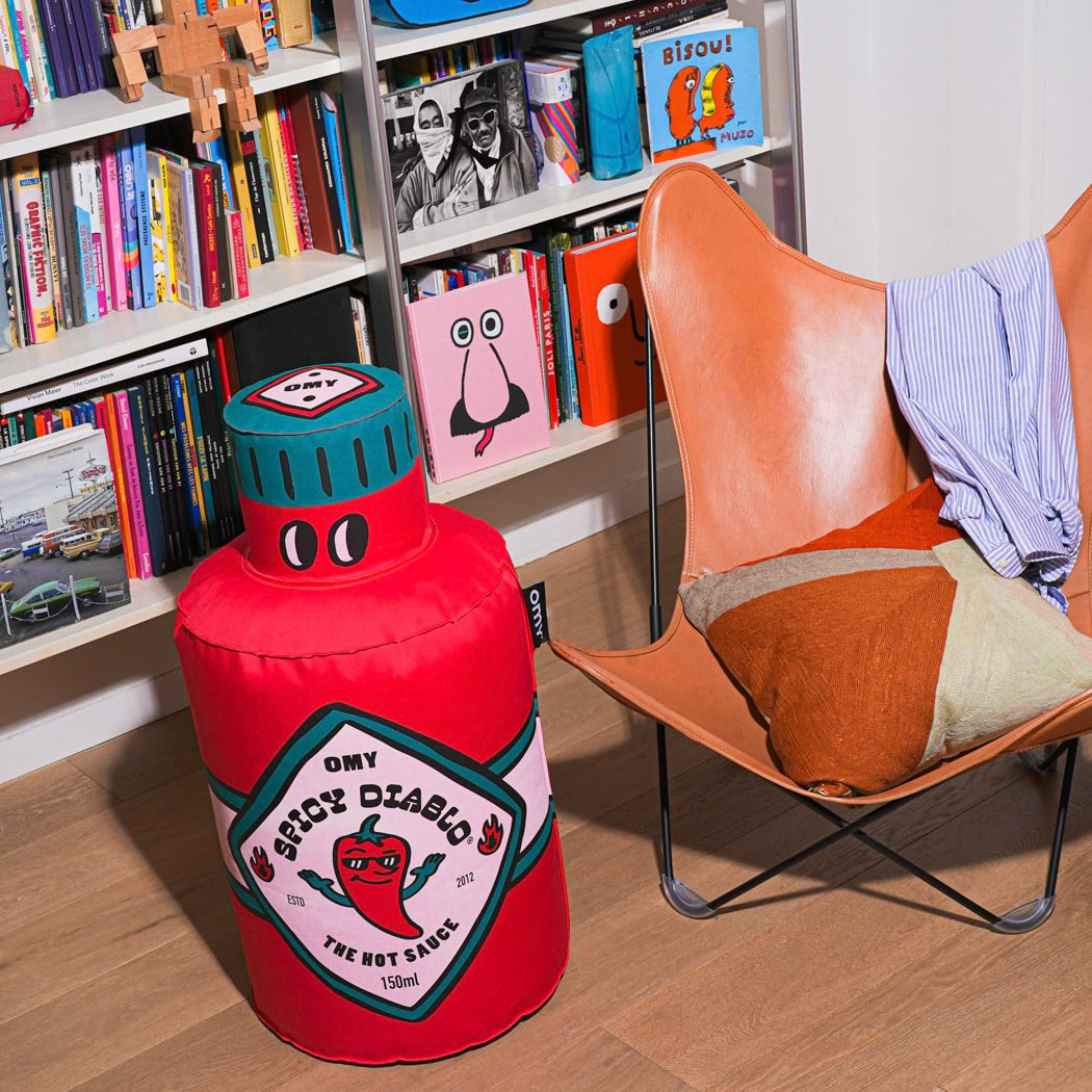 Coussin gonflable Spicy Diablo dans une bibliothèque – Idée déco originale et pop culture