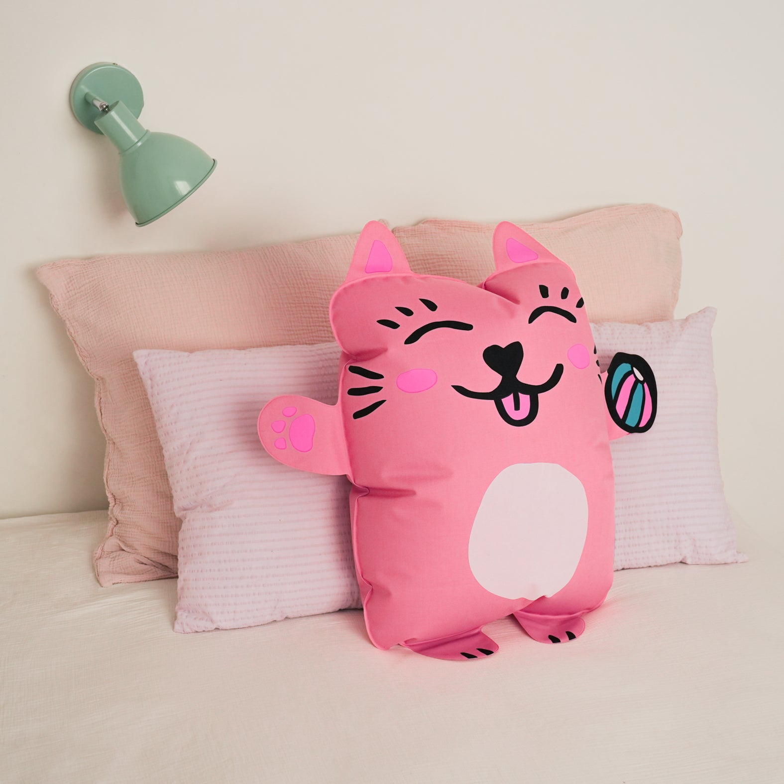 Coussin gonflable Kitty OMY dans une chambre d’enfant – Idée déco tendre et pop