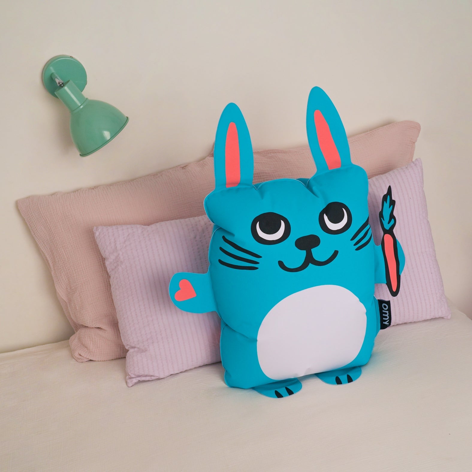 Coussin Bunny OMY en décoration dans une chambre – Coussin rigolo et doux à câliner