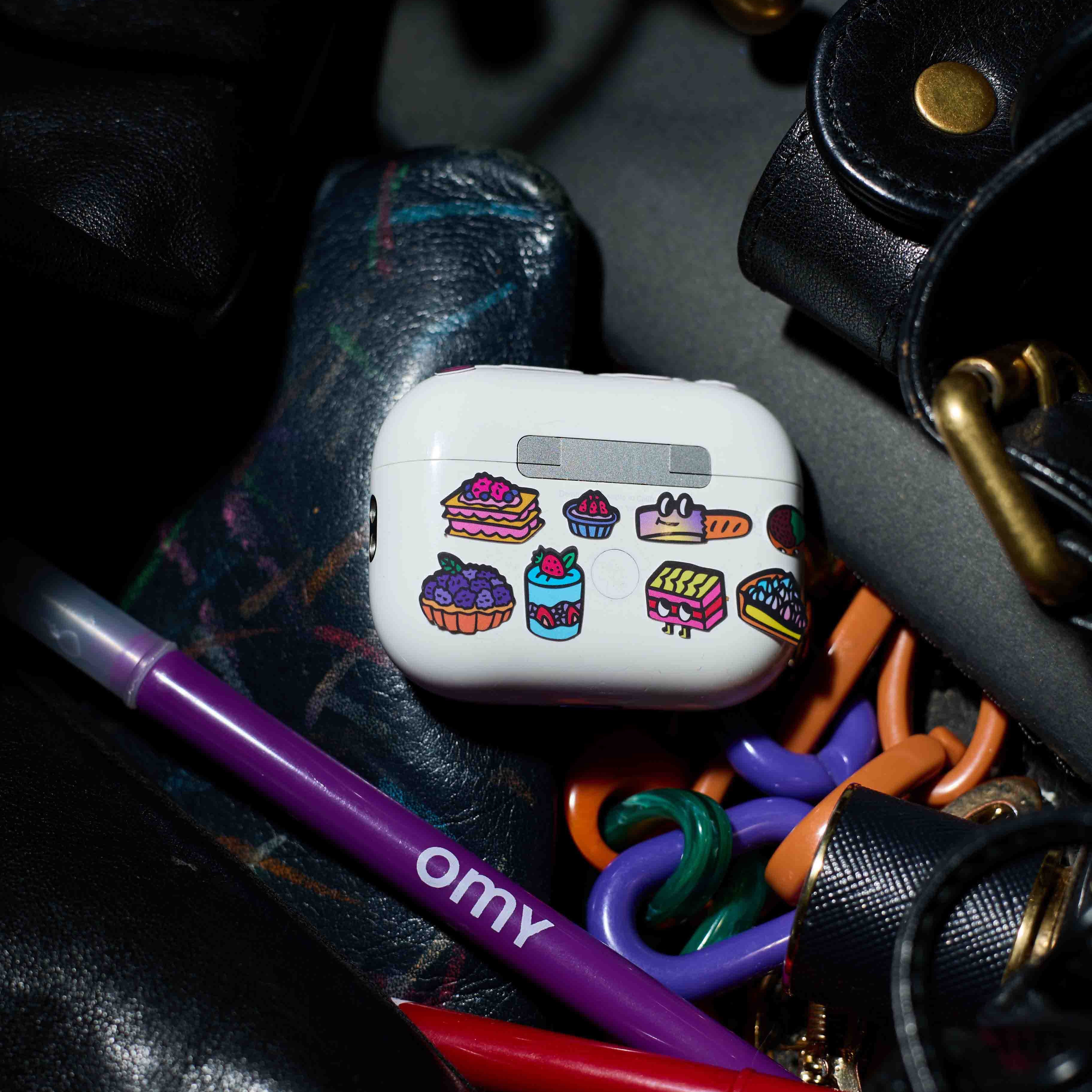 Stickers déco vinyle Fabulous Stickers French Baguette OMY collés sur un étui d’écouteurs