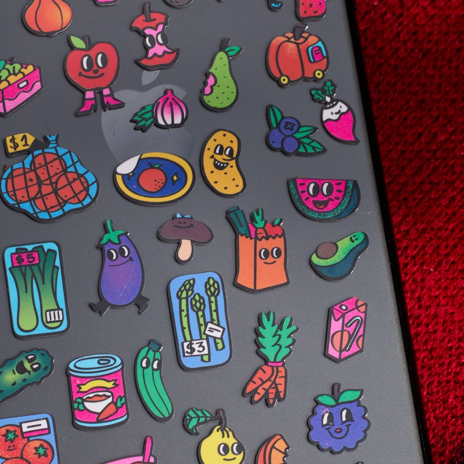 Détail de stickers Farmer’s Market sur téléphone, illustrations de fruits et légumes colorés en vinyle