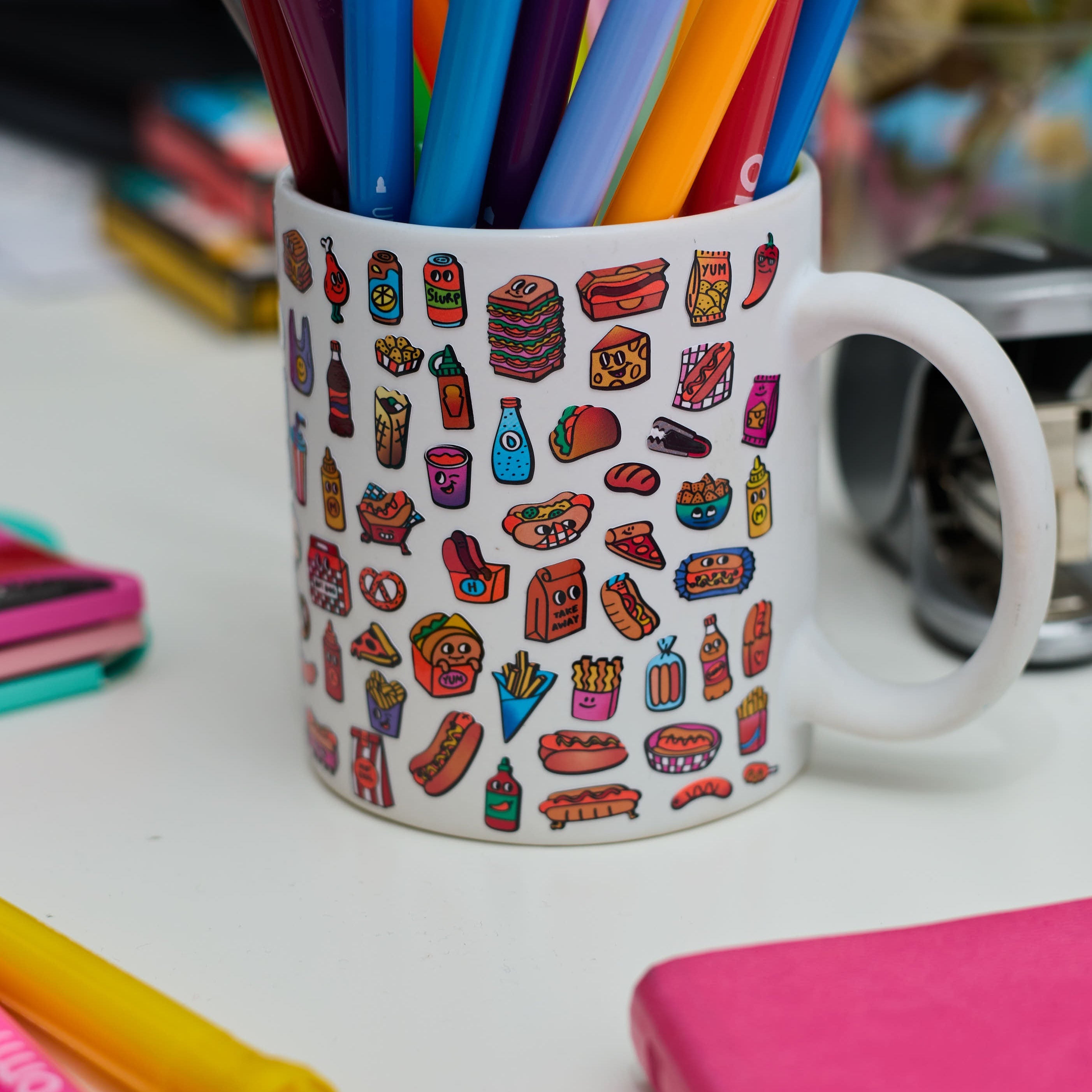 Détail de stickers Food Truck Hot Dog OMY sur ordinateur portable, autocollants vinyle résistants et waterproof