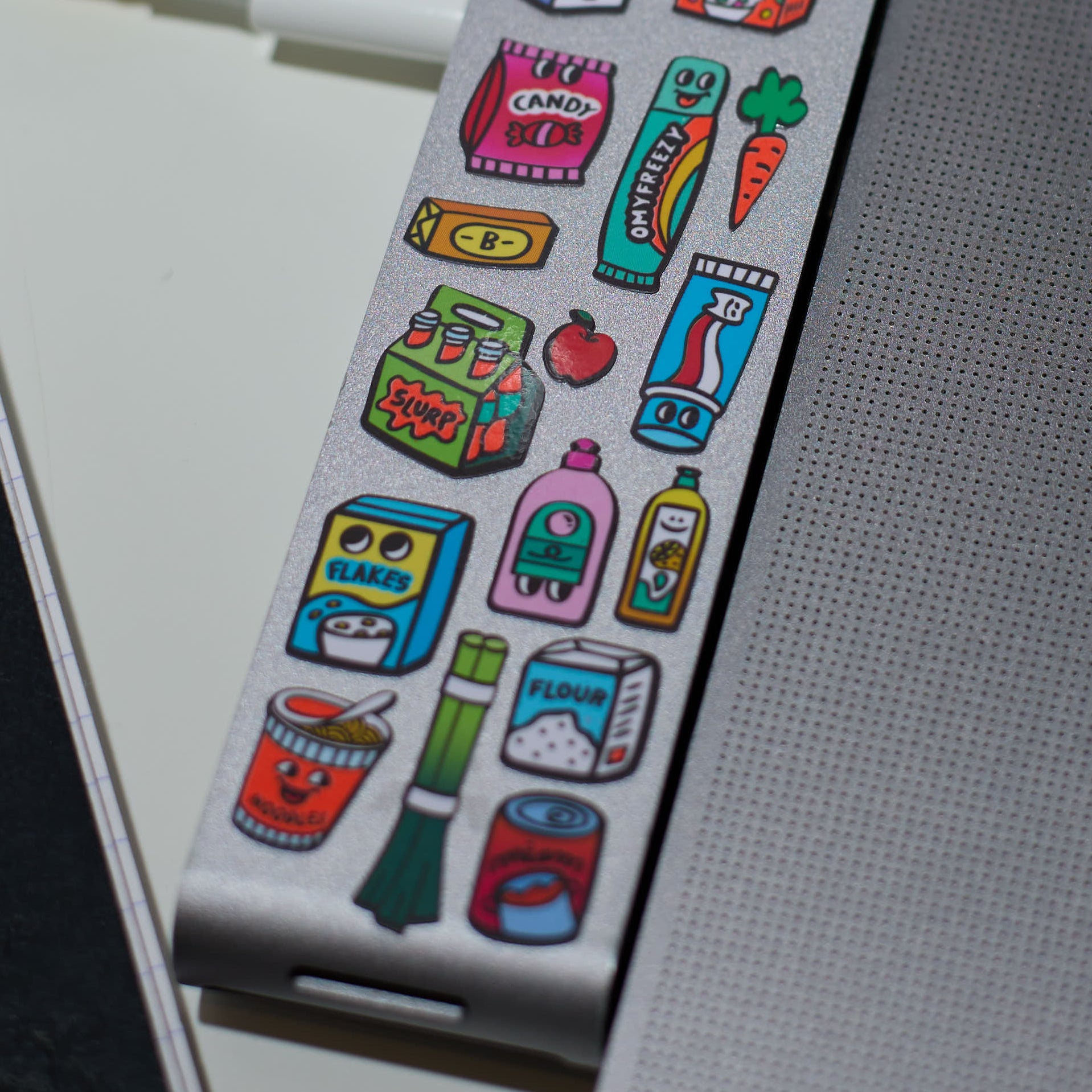 Détail de stickers vinyle Supermarket OMY représentant aliments et produits du quotidien